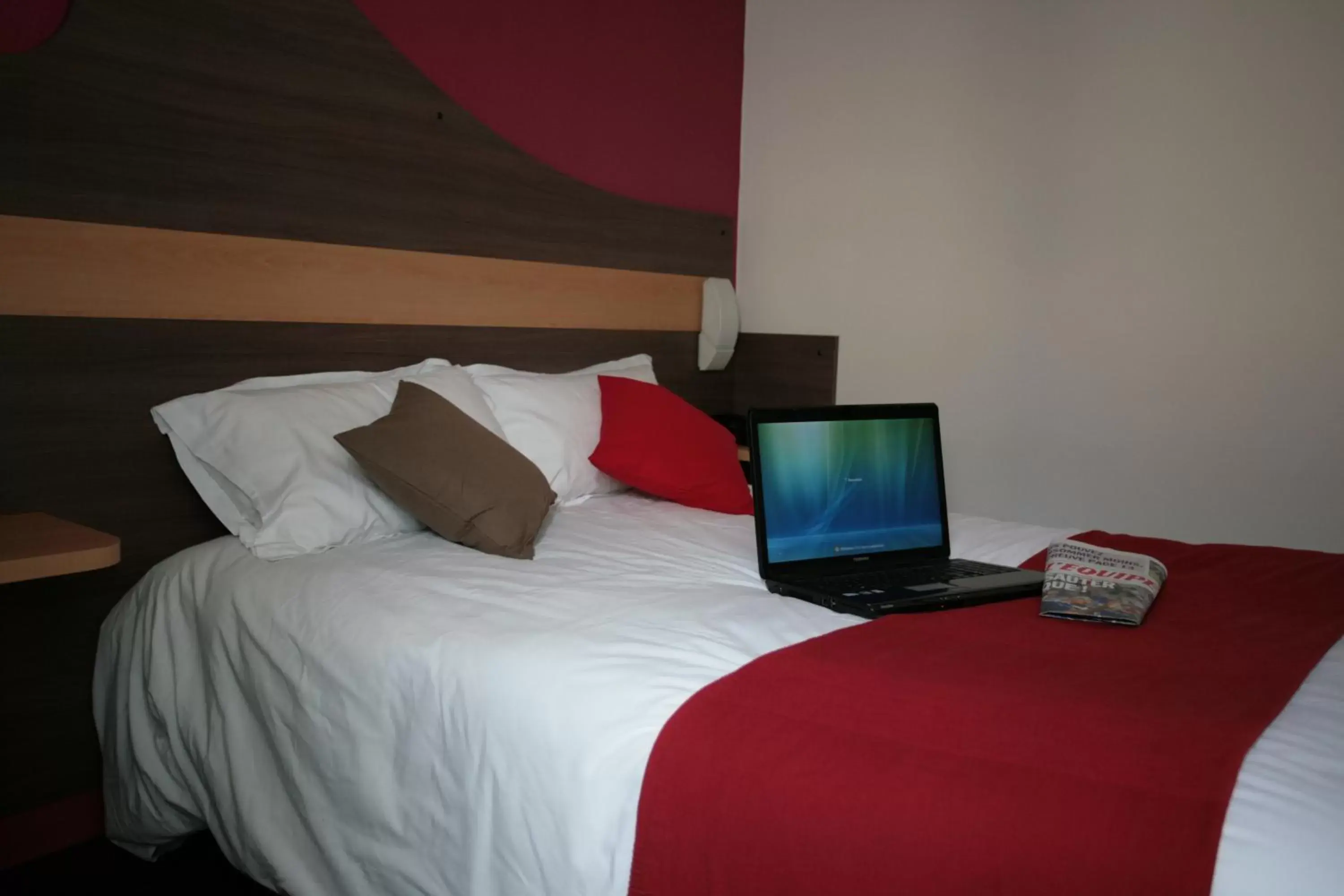 Bedroom, Bed in The Originals City, Hôtel Hélios, Roanne Nord (Inter-Hotel)