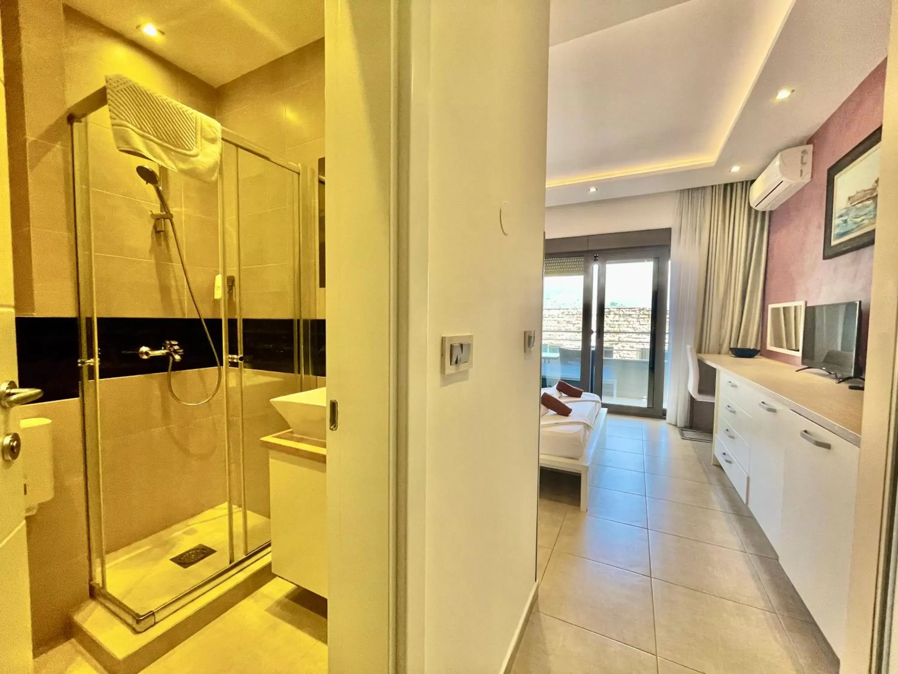 Shower, Bathroom in Hotel Butua Residence