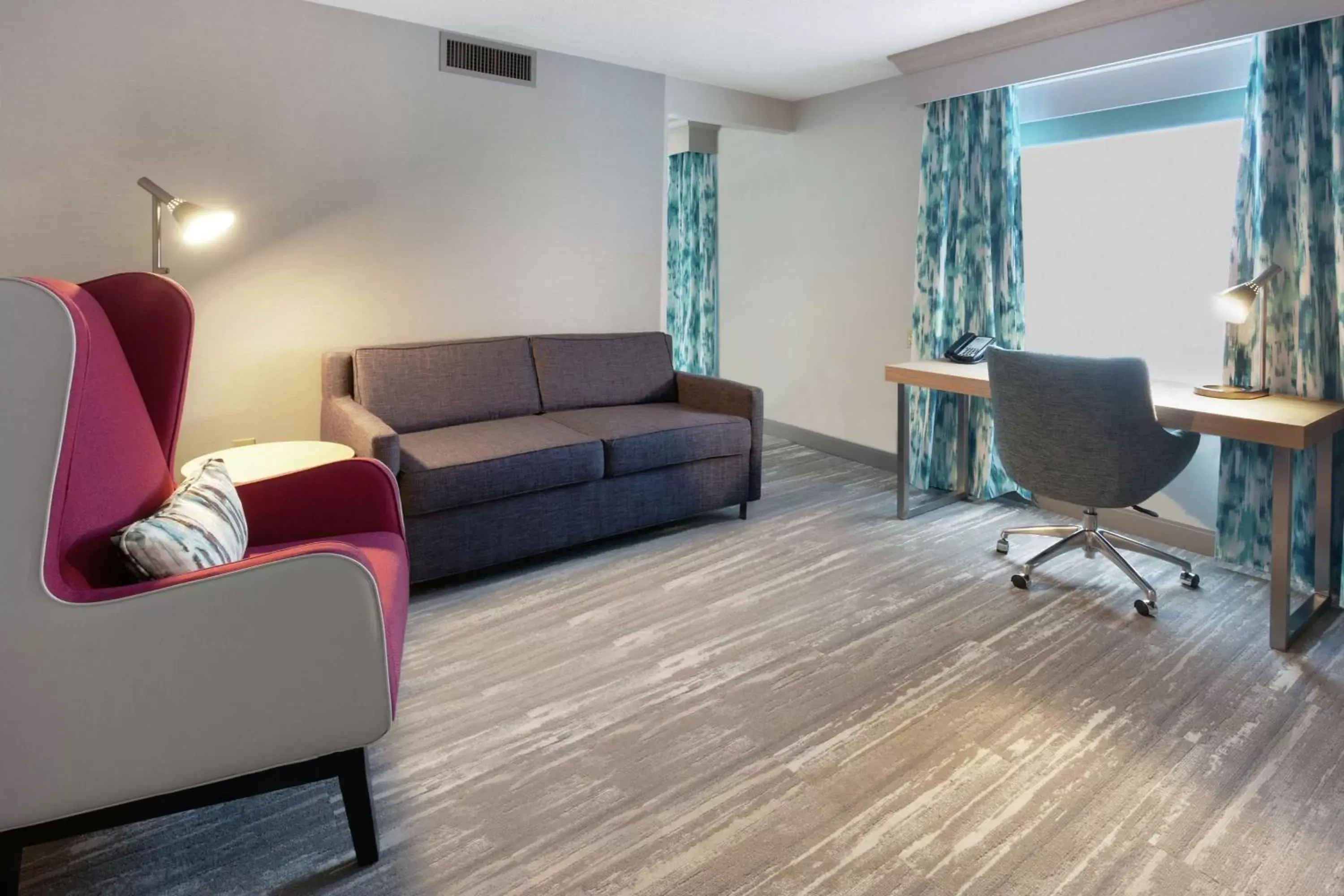 Bedroom, Seating Area in Hilton Garden Inn Evanston