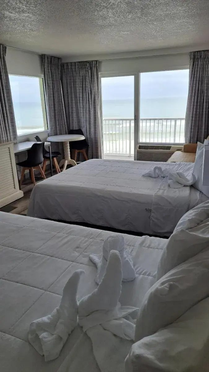 Deluxe Queen Room - Oceanfront in Emerald Shores Hotel - Daytona Beach Deluxe Queen Room - Oceanfront in Emerald Shores Hotel - Daytona Beach