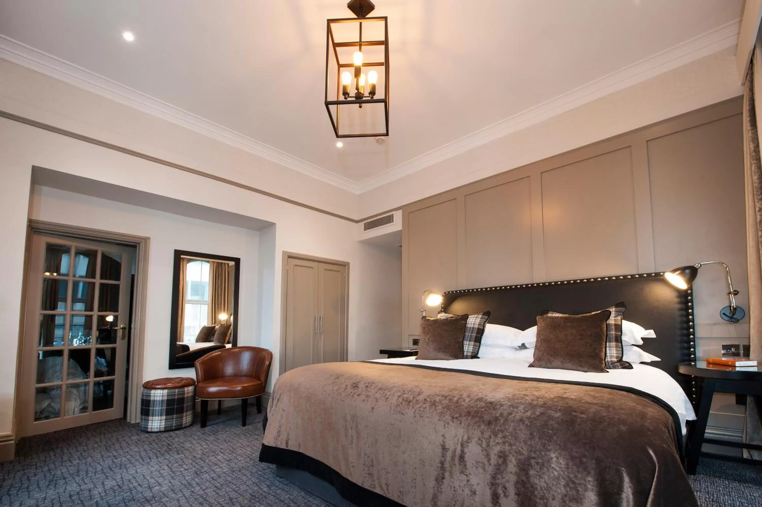 Bedroom, Bed in Macdonald Burlington Hotel