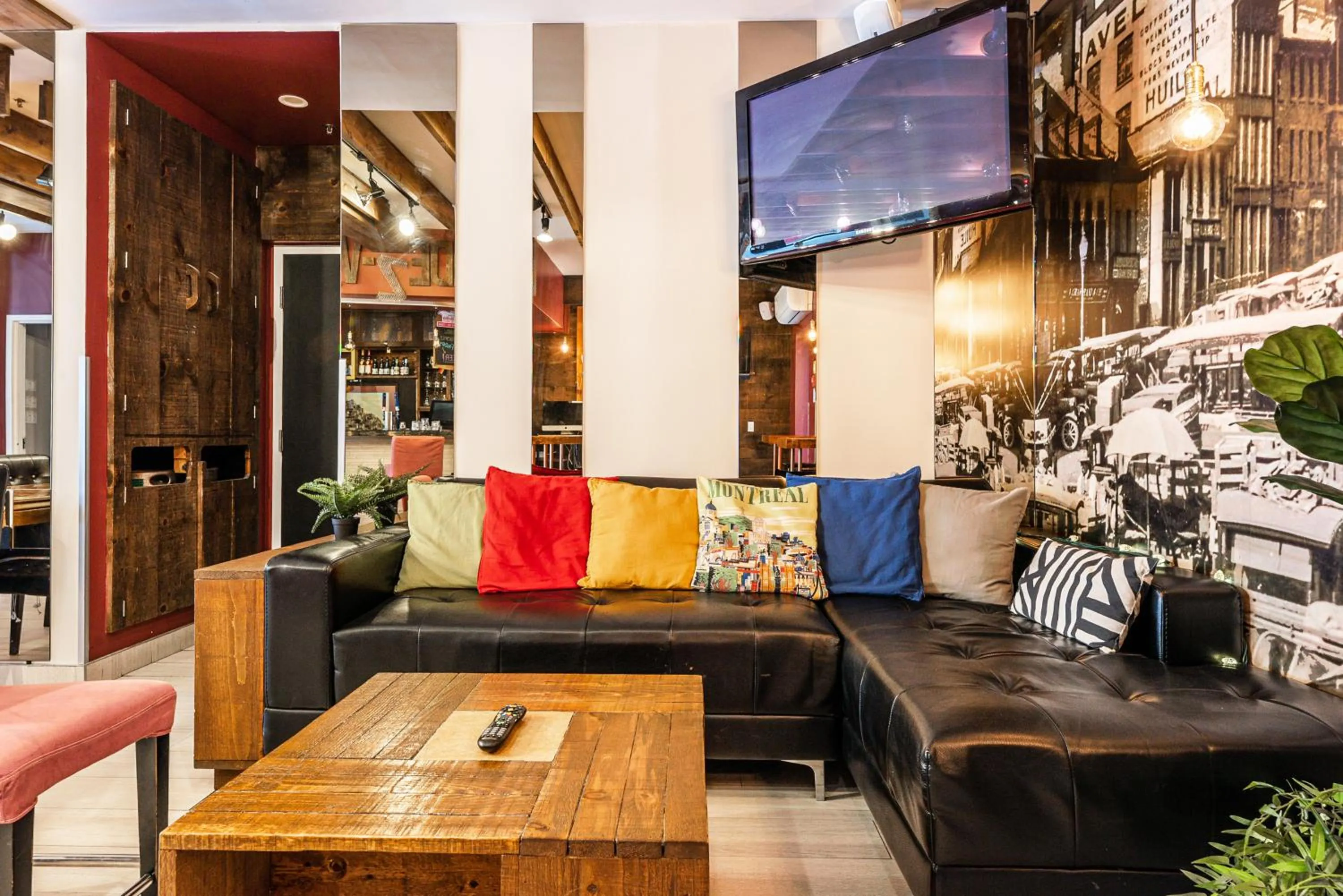 Lounge or bar in Samesun Montreal Hotel & Hostel