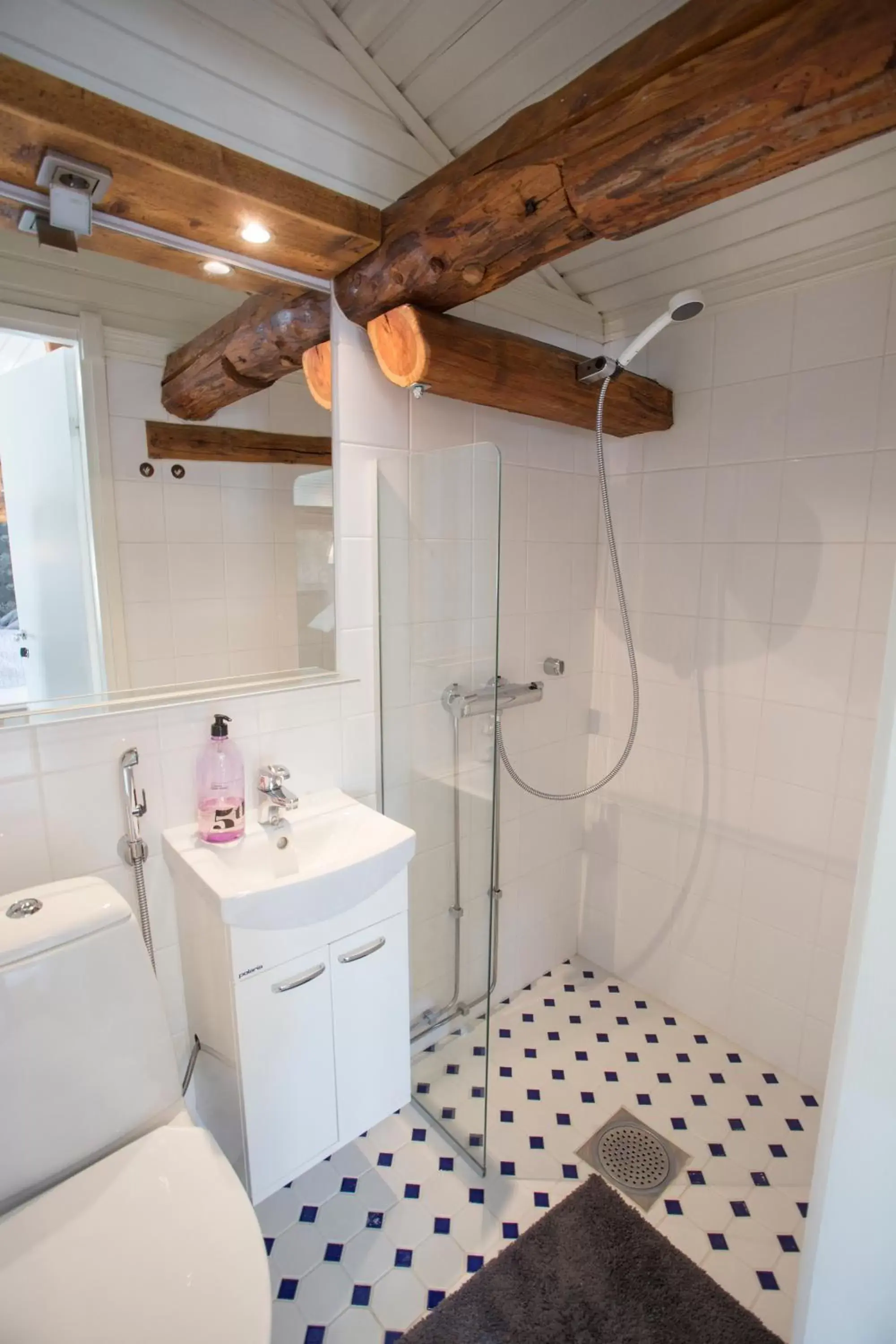 Quadruple Room with Private Bathroom - single occupancy in Hotelli Aittaranta Quadruple Room with Private Bathroom - single occupancy in Hotelli Aittaranta