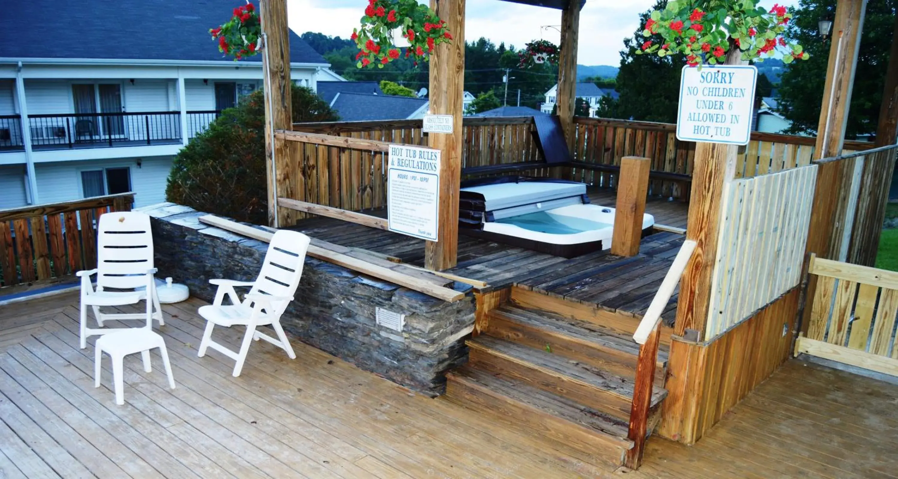 Hot Tub in Hollow Inn and Motel