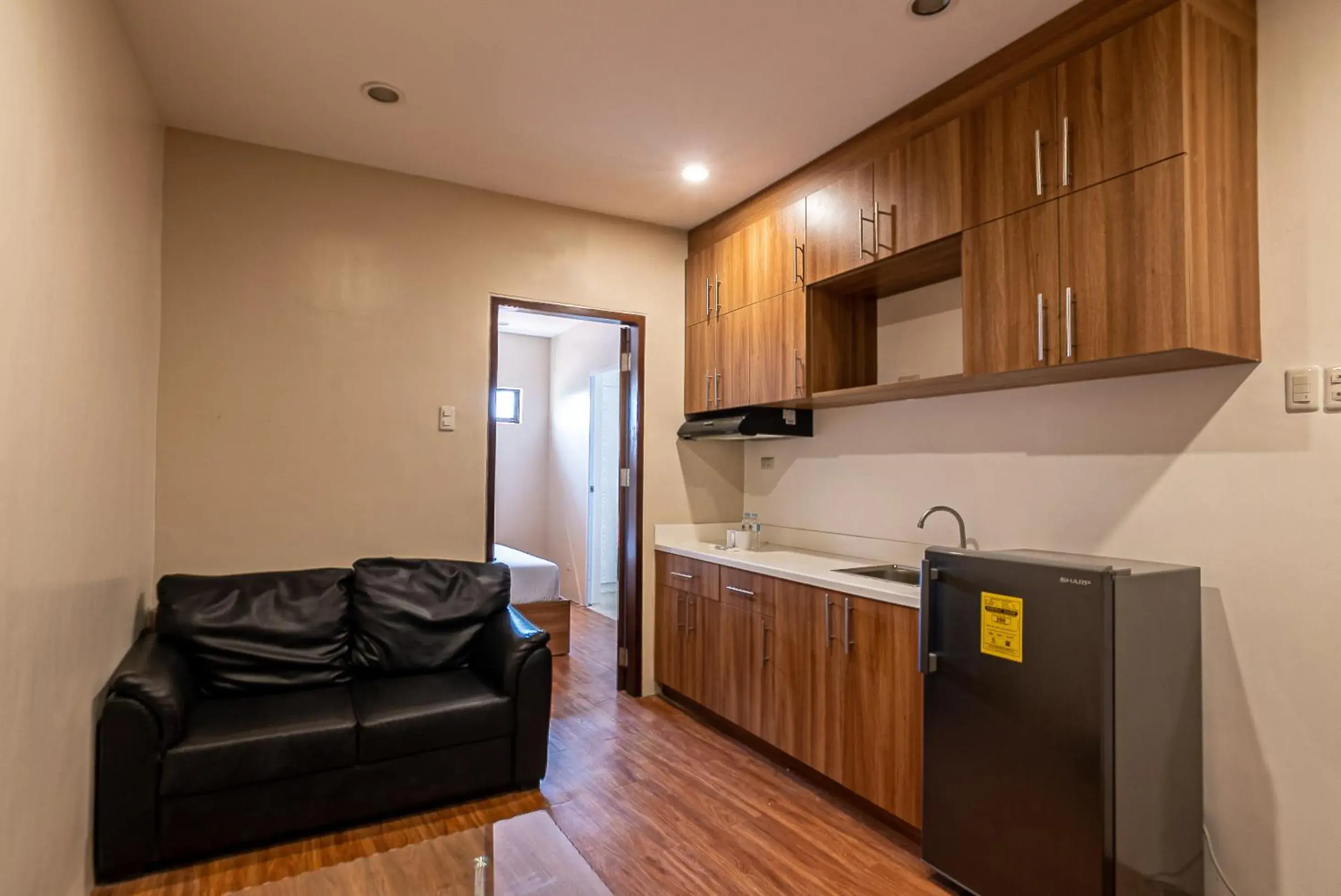 Living room, Kitchen/Kitchenette in Kiwi Hotel