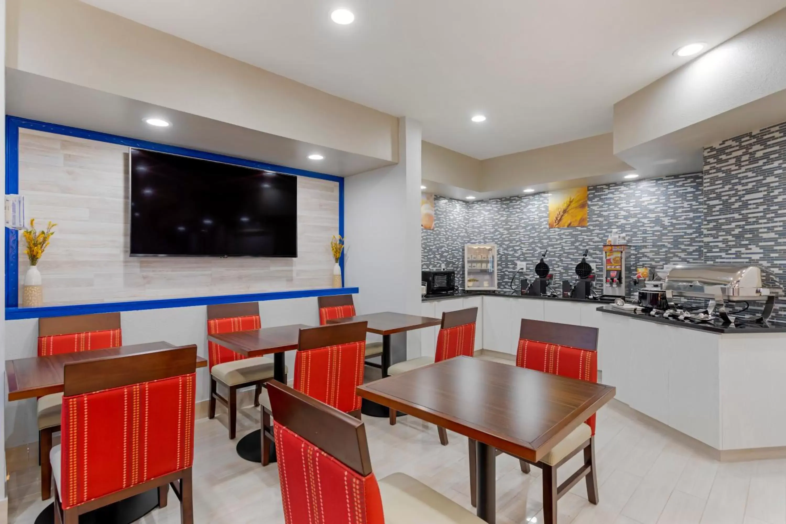 Breakfast, Restaurant/Places to Eat in Comfort Inn & Suites