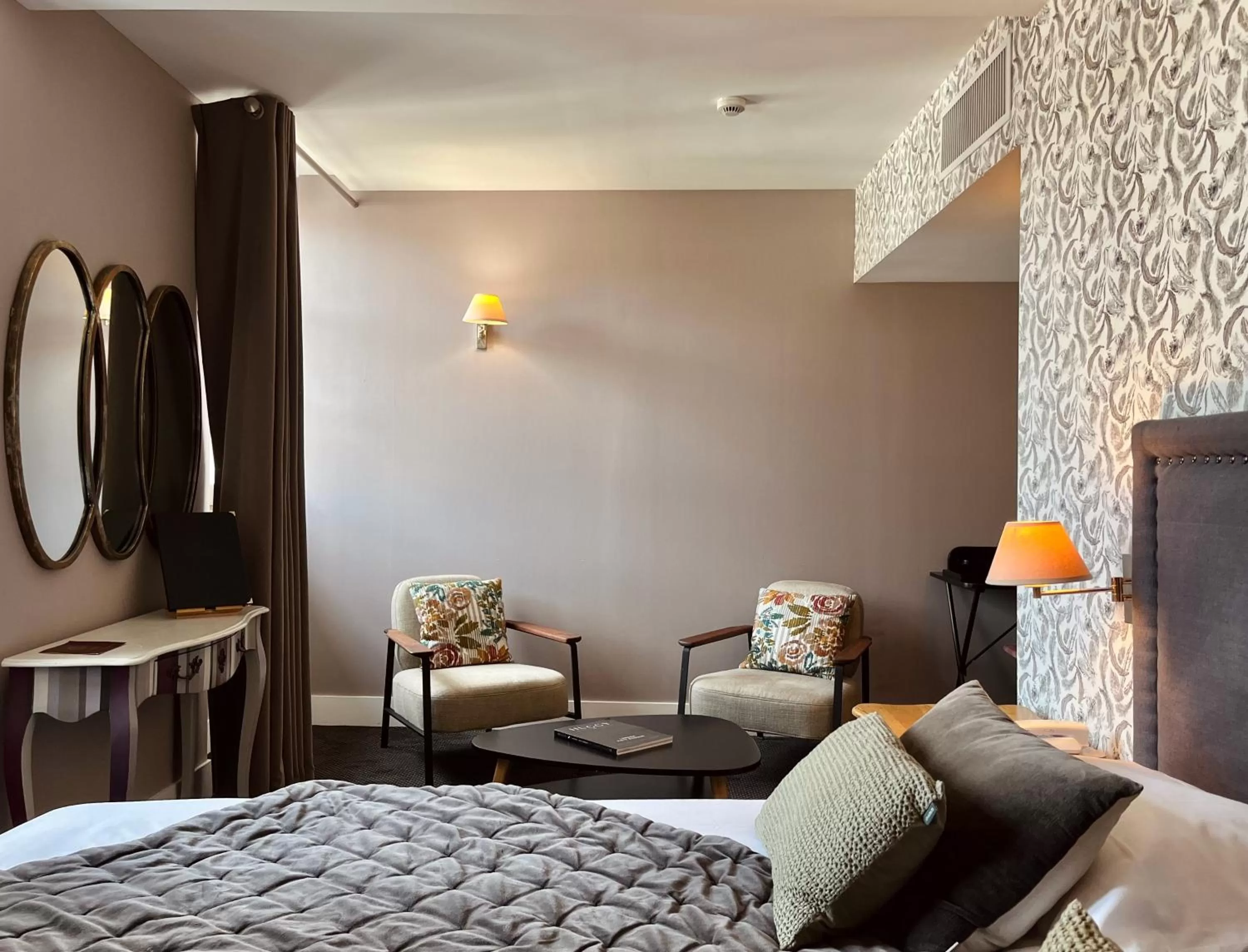 Decorative detail, Bed in Hôtel des Basses Pyrénées - Bayonne