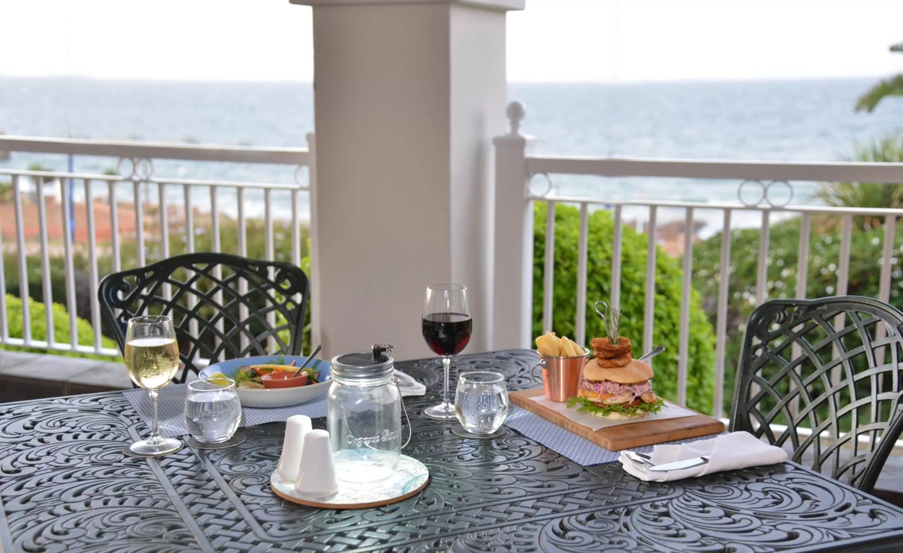 Restaurant/places to eat in Courtyard Hotel Gqeberha