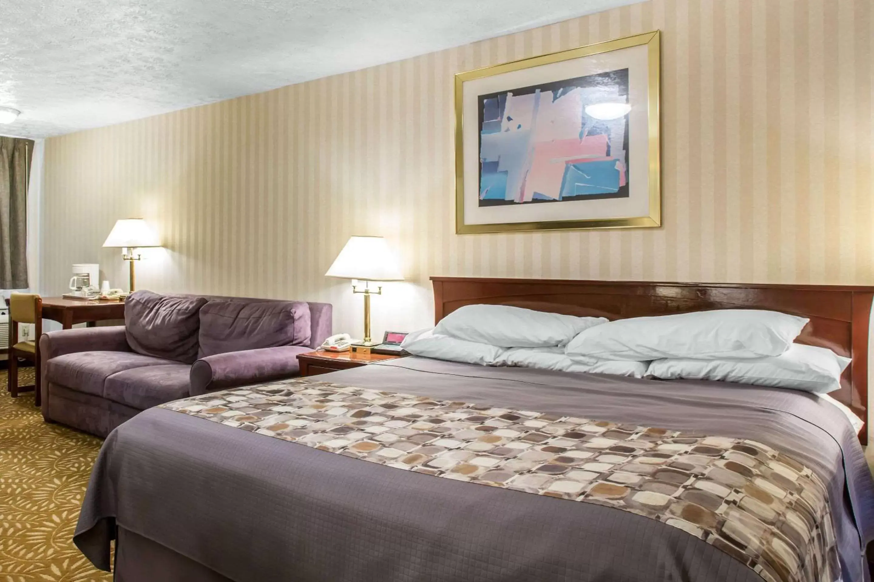 Photo of the whole room, Bed in Rodeway Inn & Suites Branford - Guilford