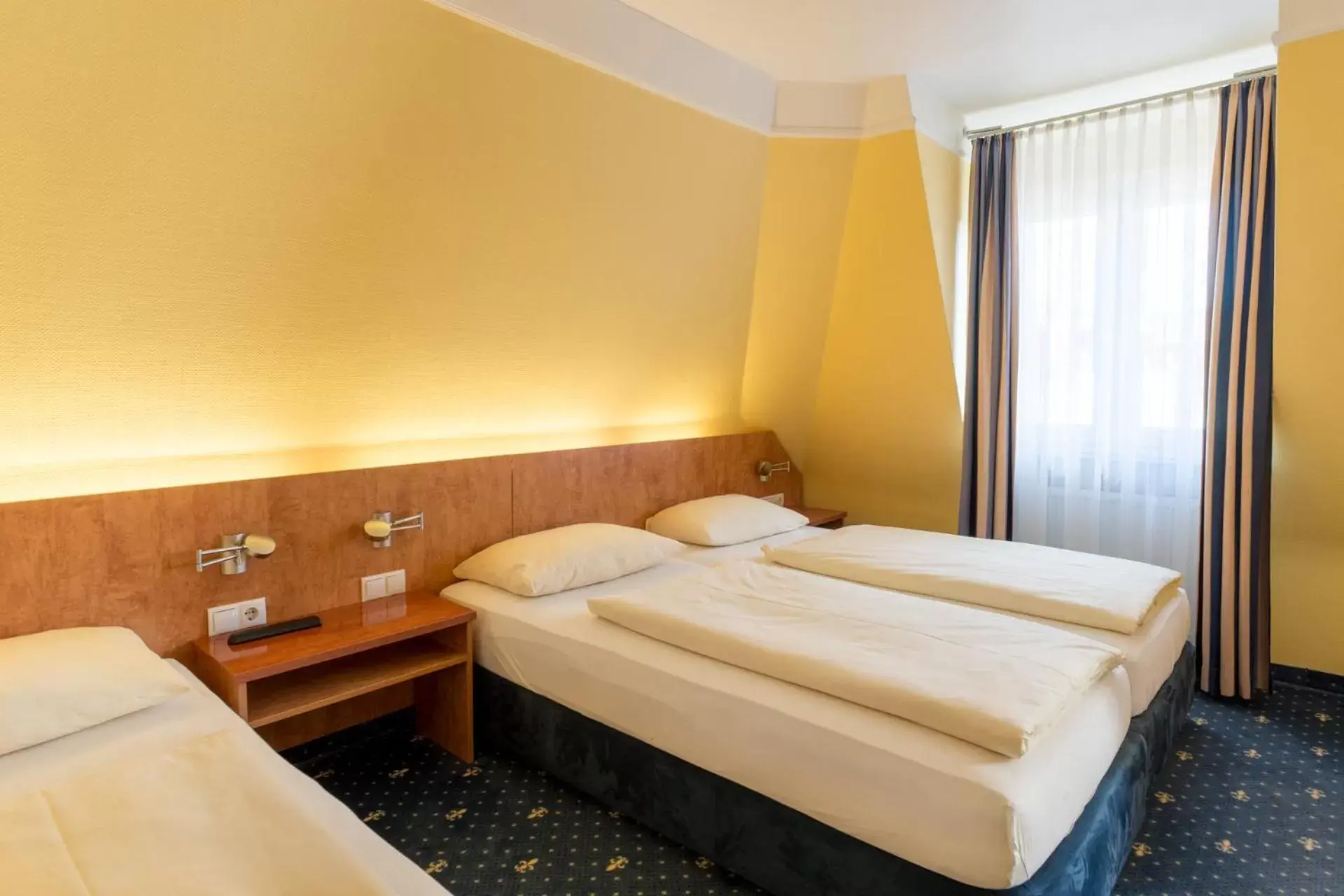 Triple Room in Aparthotel Astro - Nichtraucherhotel Triple Room in Aparthotel Astro - Nichtraucherhotel