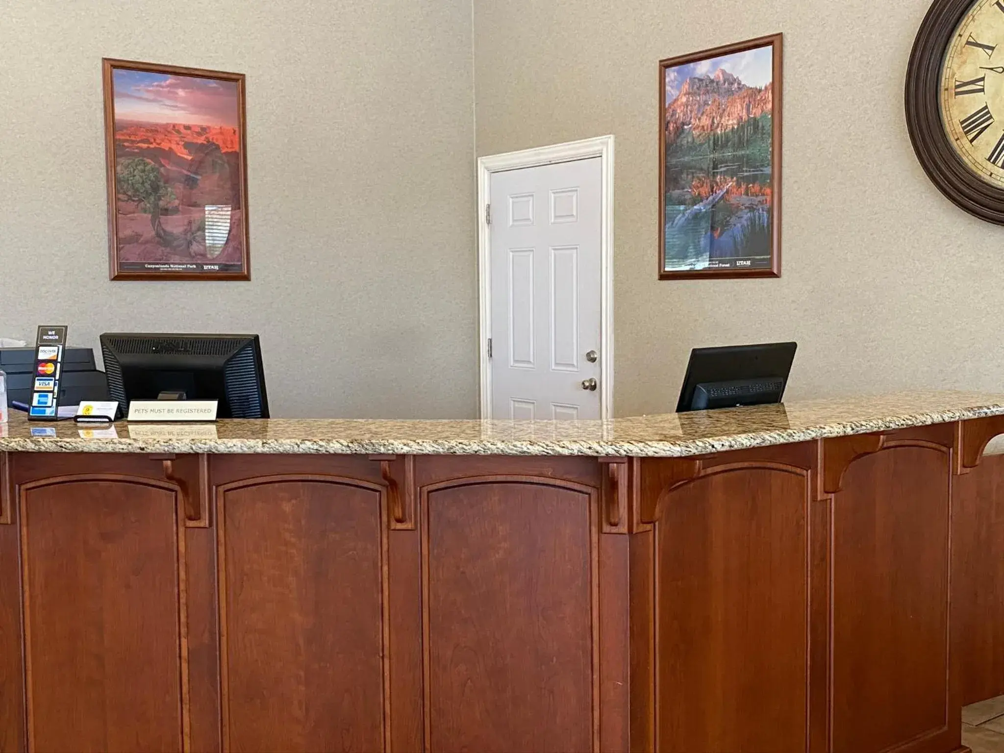 Lobby or reception in National 9 Inn Price