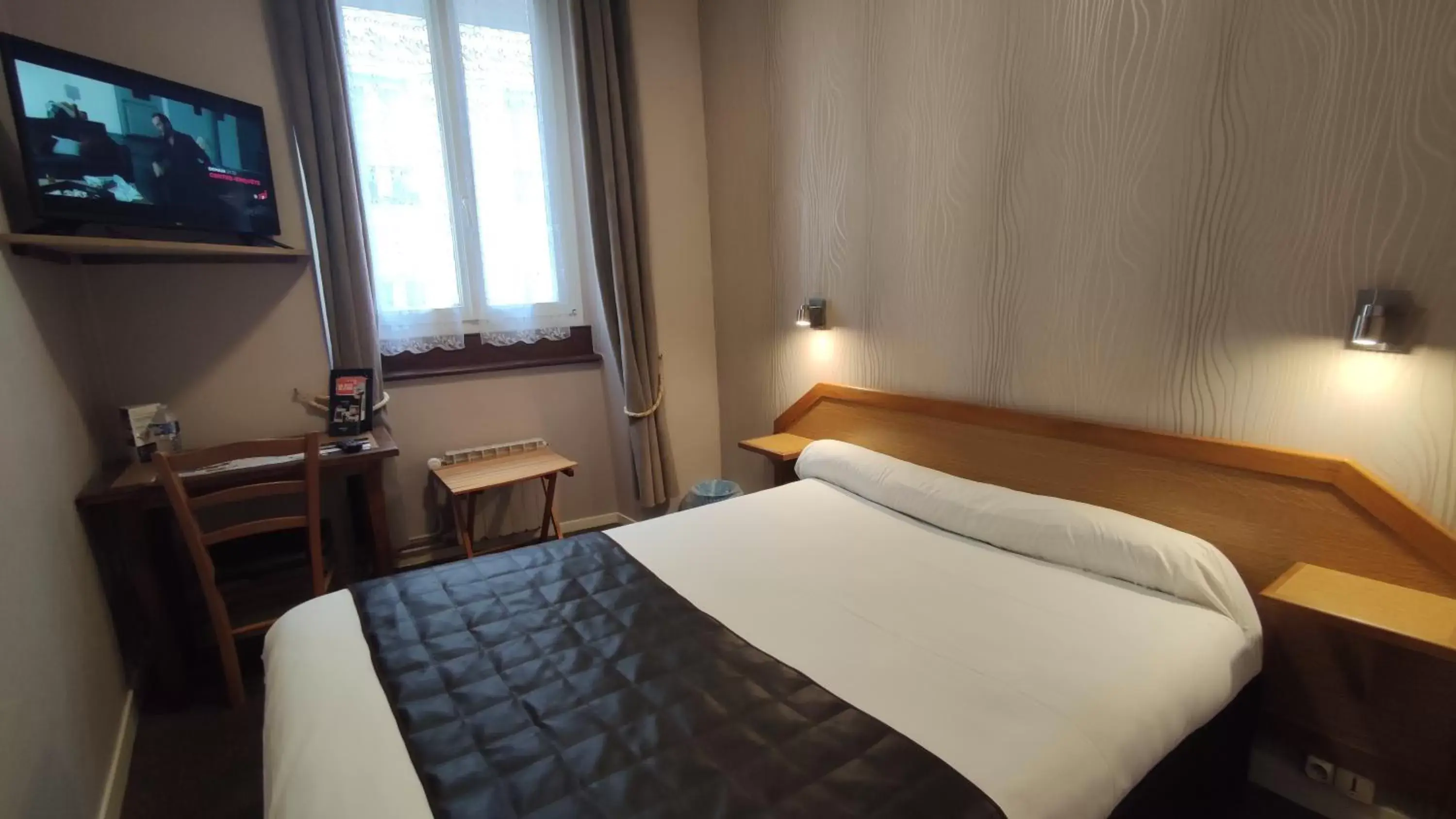 Photo of the whole room, Bed in Hotel Angleterre