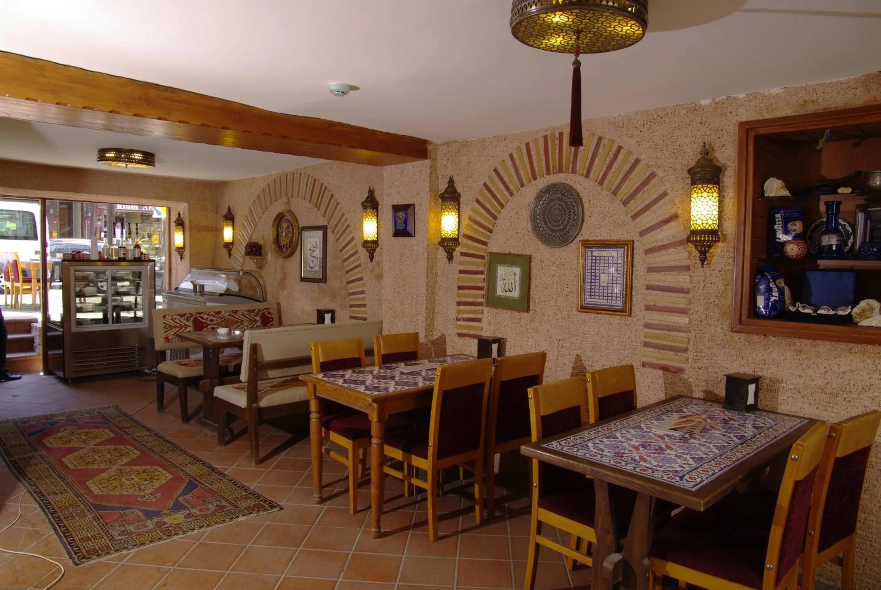 Restaurant/places to eat in Sultan Corner Hotel