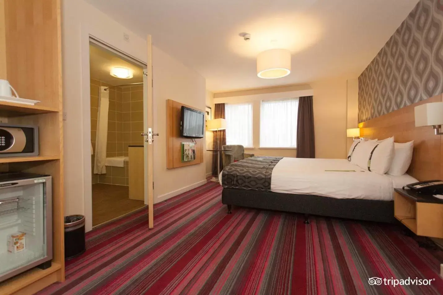 Bathroom, Bed in Holiday Inn Newcastle-Jesmond, an IHG Hotel