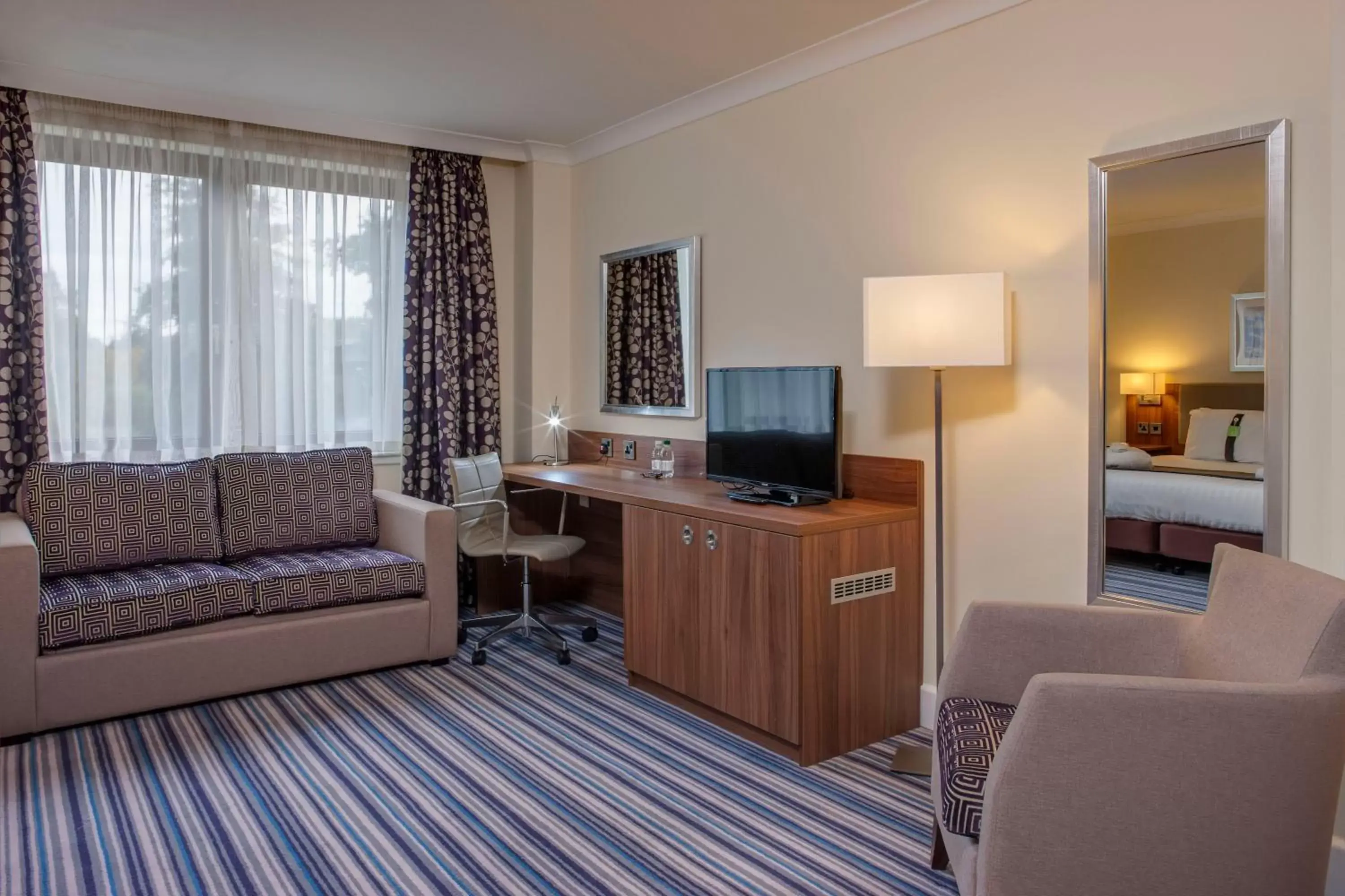 Photo of the whole room, Seating Area in Holiday Inn Glasgow - East Kilbride, an IHG Hotel