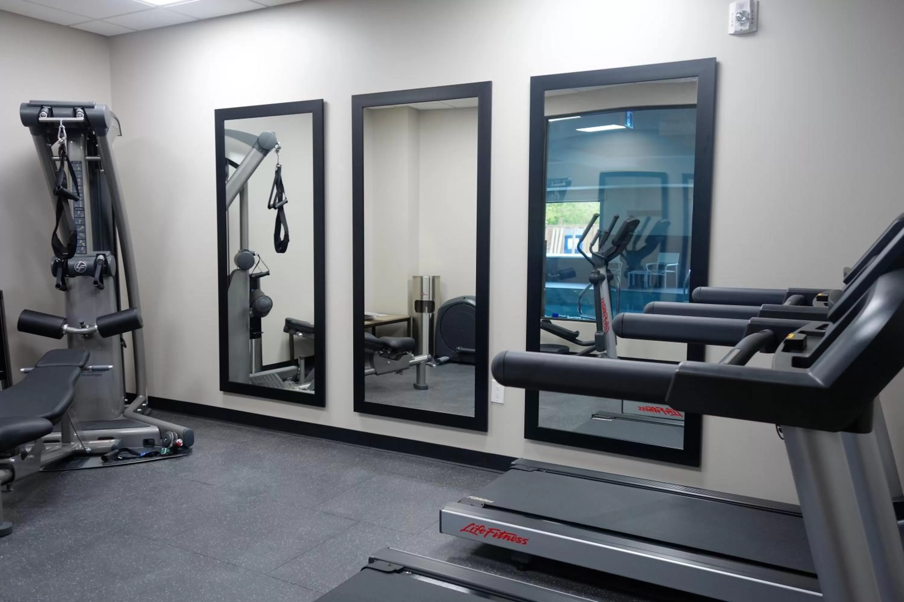 Fitness centre/facilities in Country Inn & Suites by Radisson, Belleville, ON