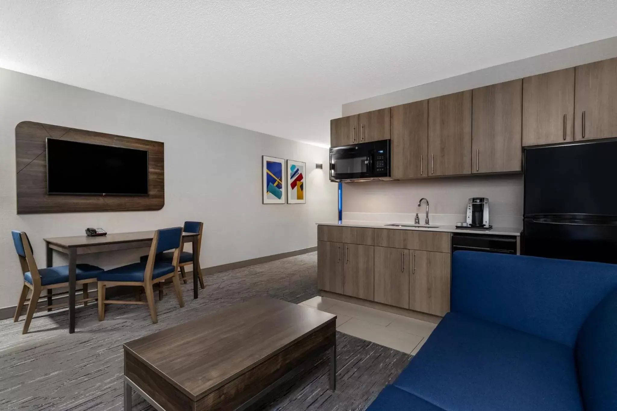 Bedroom, Kitchen/Kitchenette in Holiday Inn Express Hotel & Suites-St. Paul, an IHG Hotel