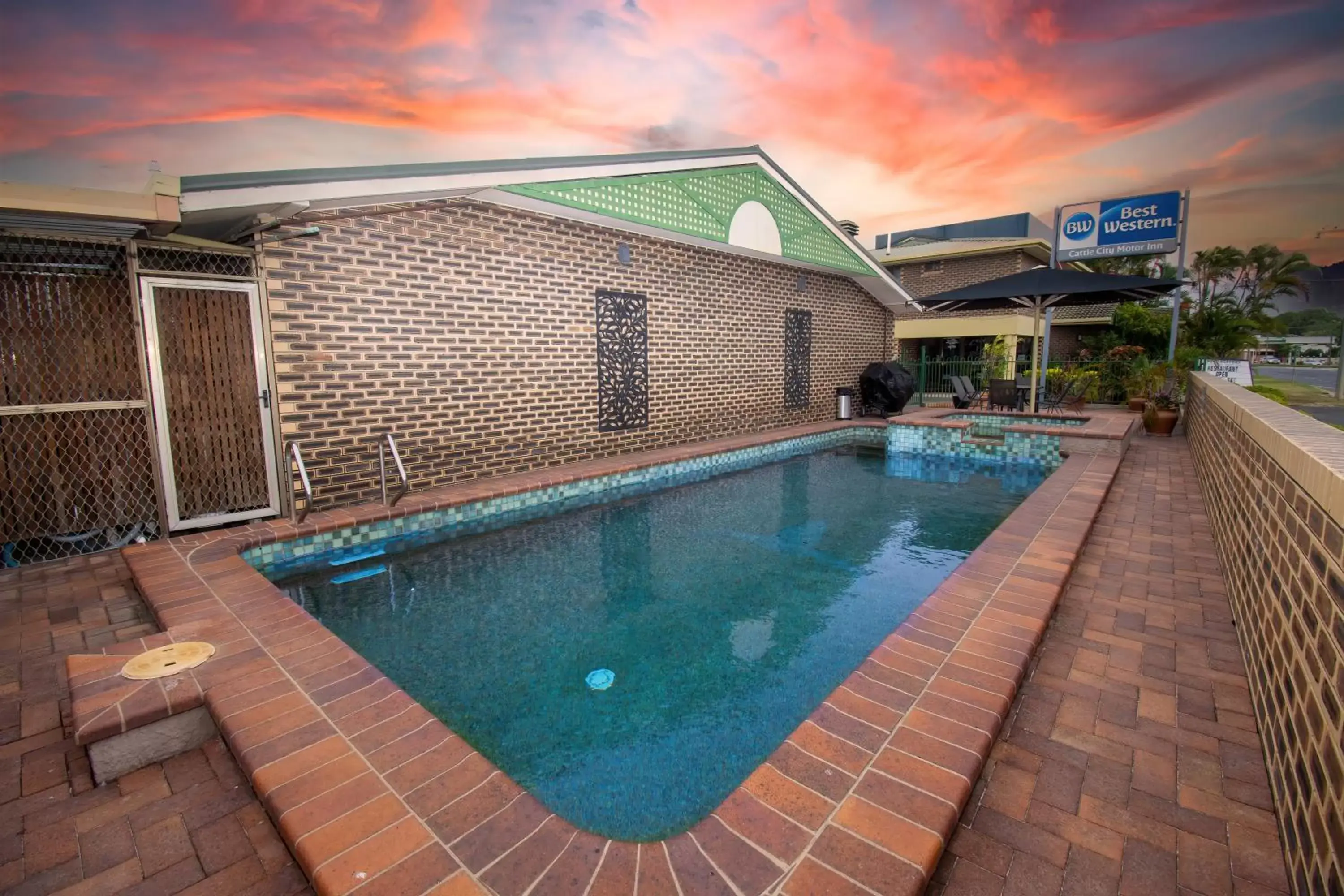 BBQ facilities, Swimming Pool in Best Western Cattle City Motor Inn