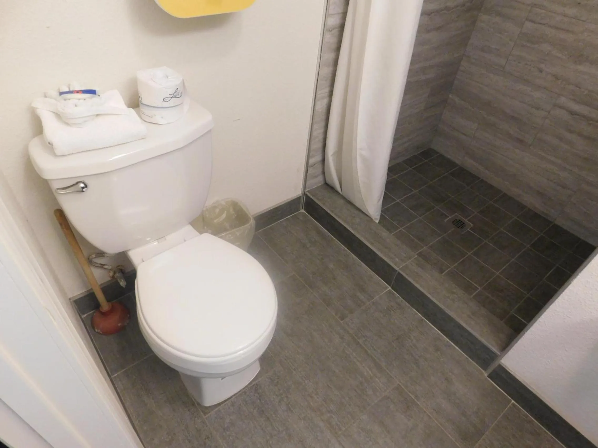 Toilet in Fisherman's Cove Inn