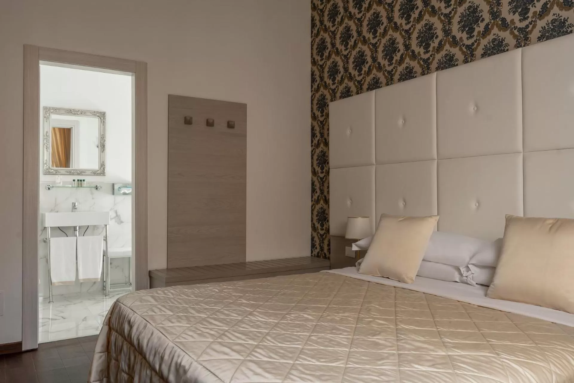 Bathroom, Bed in Albergo Rossini 1936