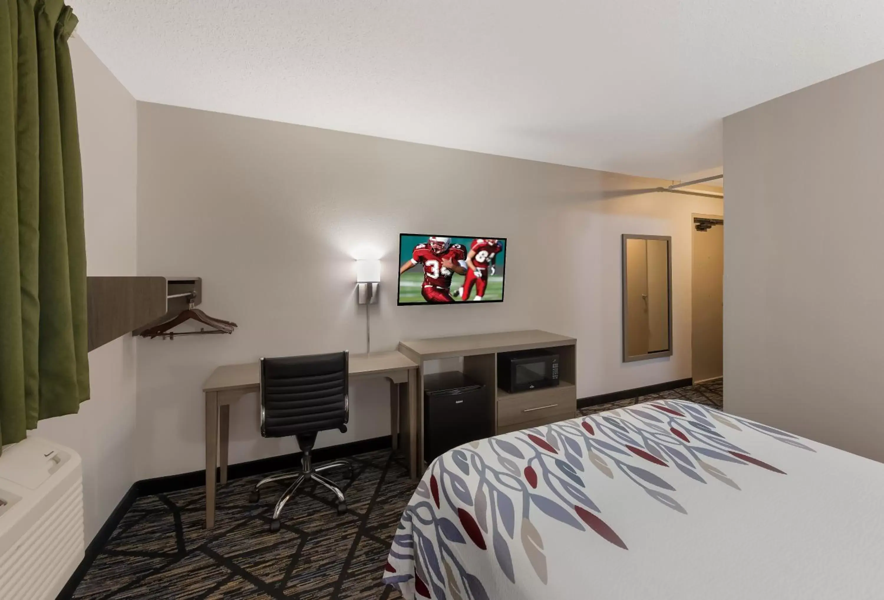 Bedroom, TV/Entertainment Center in Red Roof Inn Mansfield