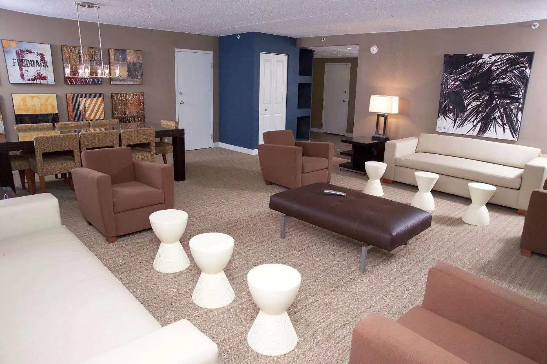 Bed, Lounge/Bar in DoubleTree by Hilton St. Louis at Westport