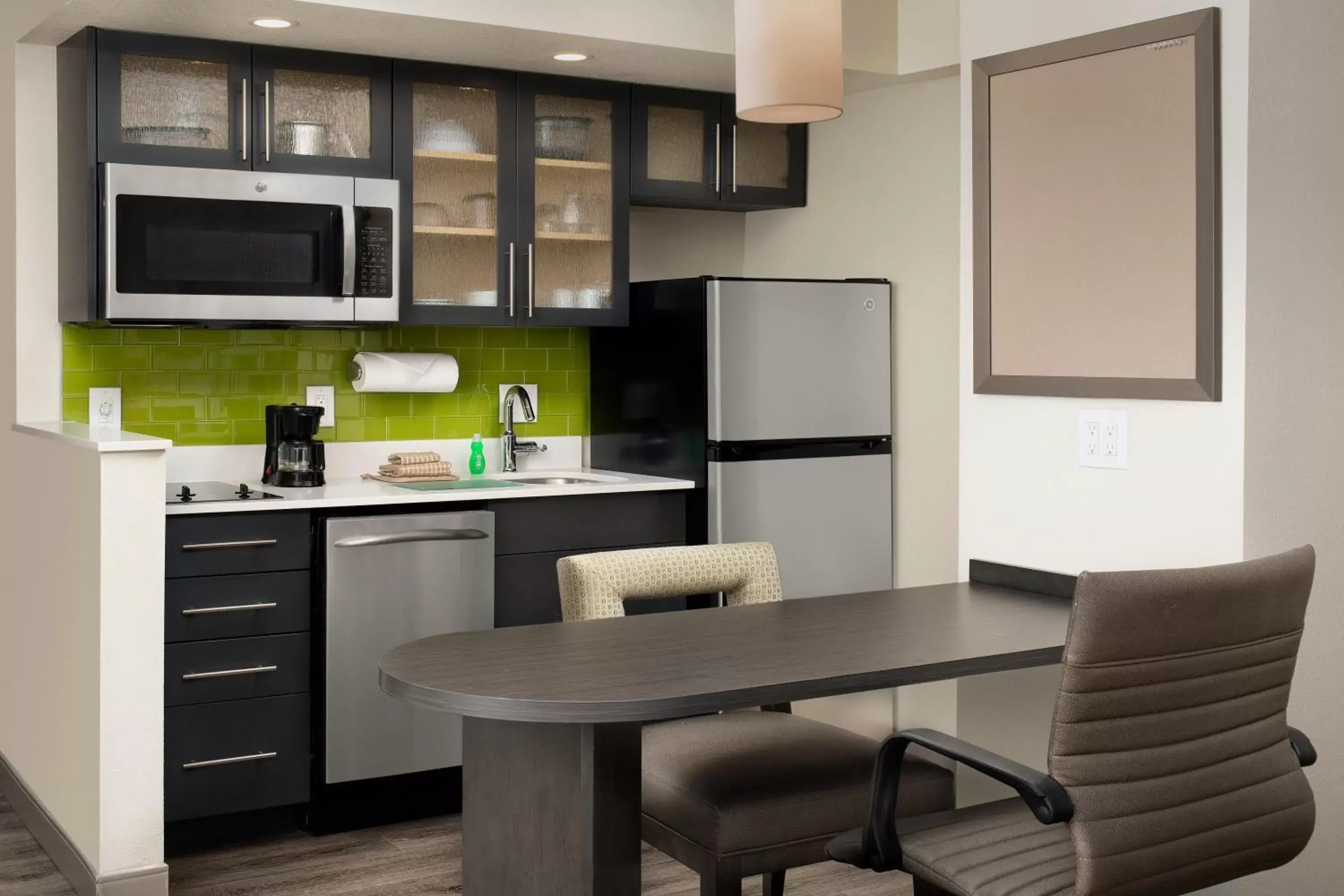 Photo of the whole room, Kitchen/Kitchenette in Candlewood Suites Alexandria West, an IHG Hotel