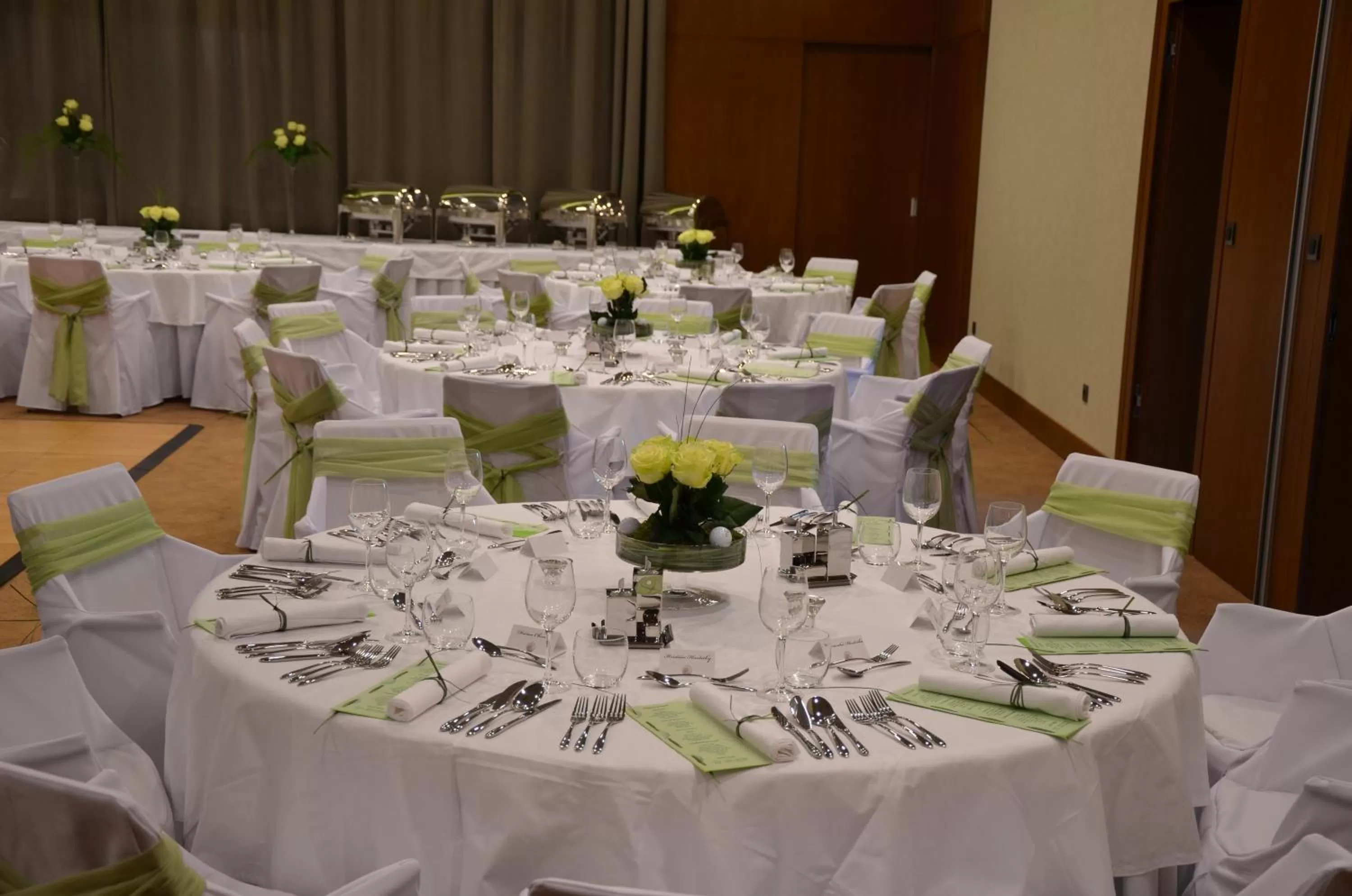 Restaurant/places to eat in Mikado Hotel