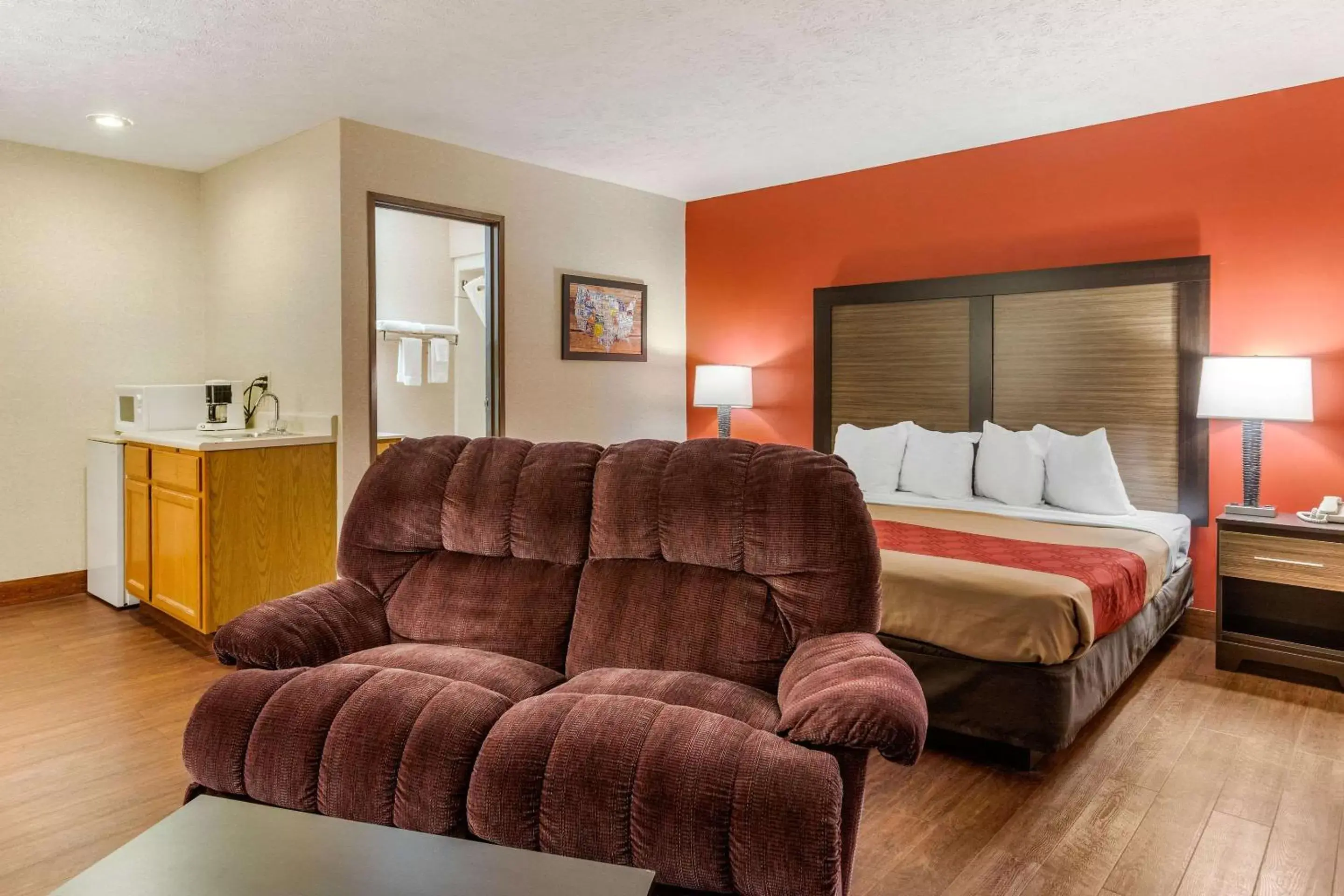 Photo of the whole room in Econo Lodge Traverse City