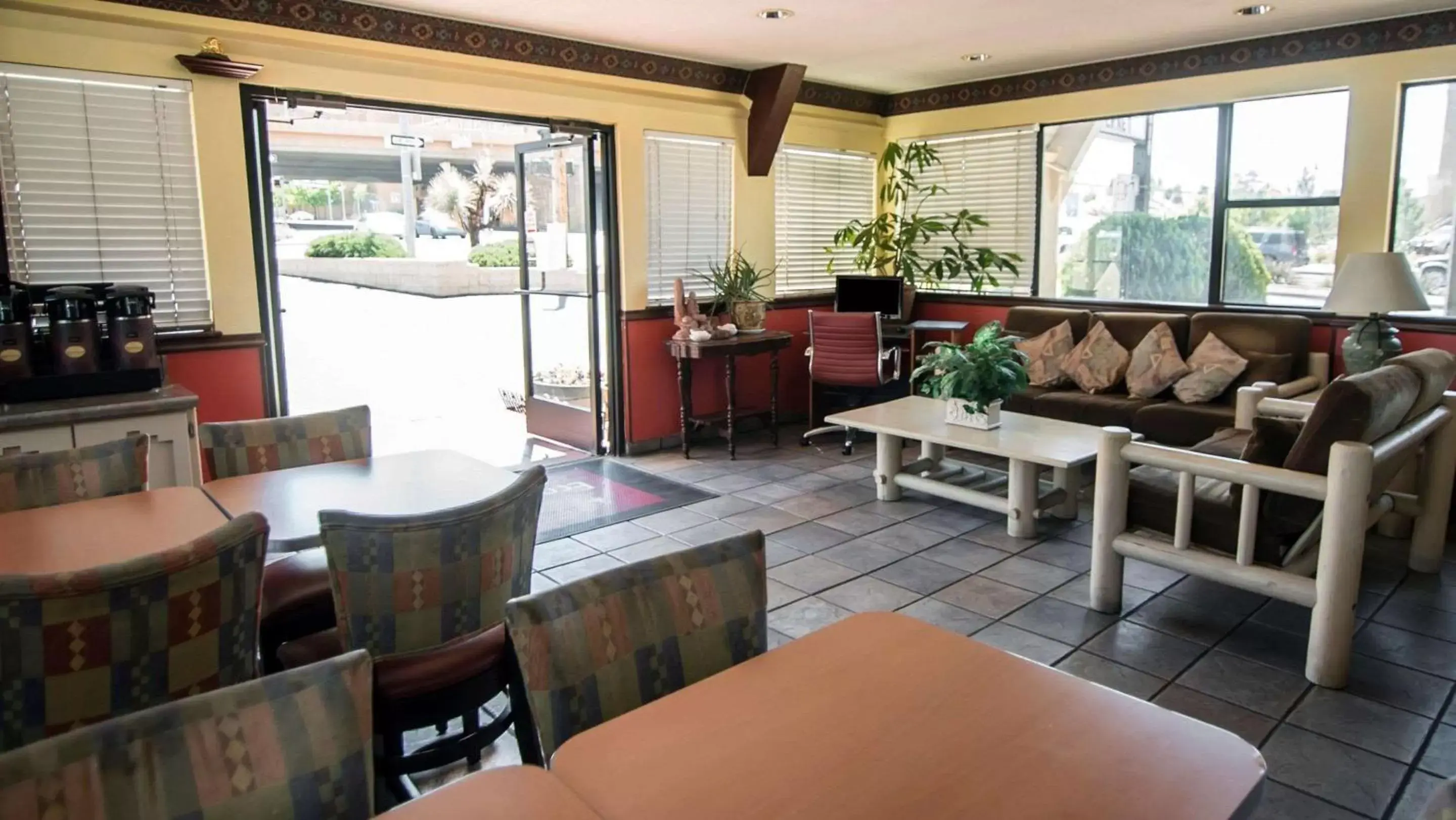 Lobby or reception, Lounge/Bar in Econo Lodge Downtown Albuquerque