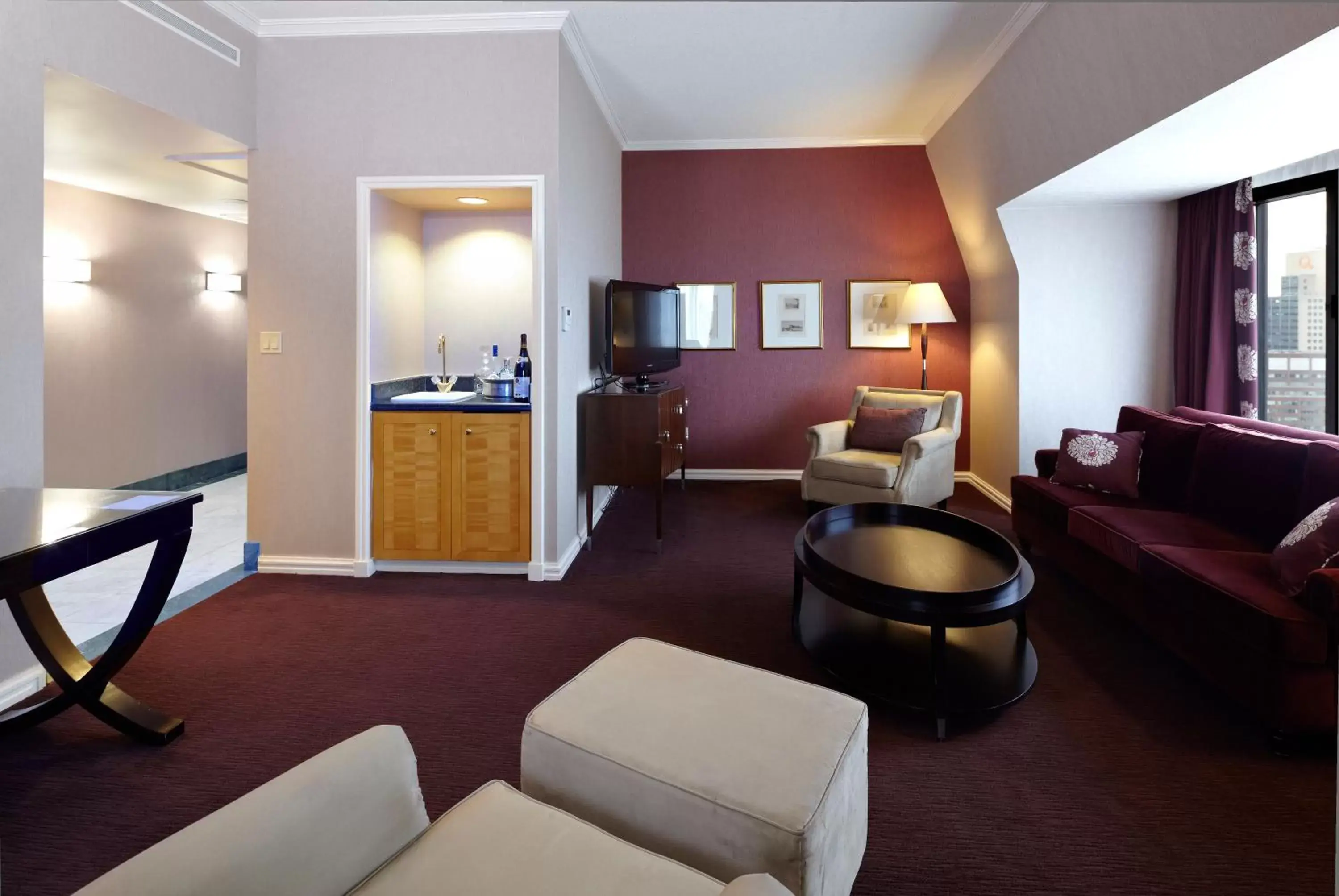 Photo of the whole room, Seating Area in InterContinental Montreal, an IHG Hotel