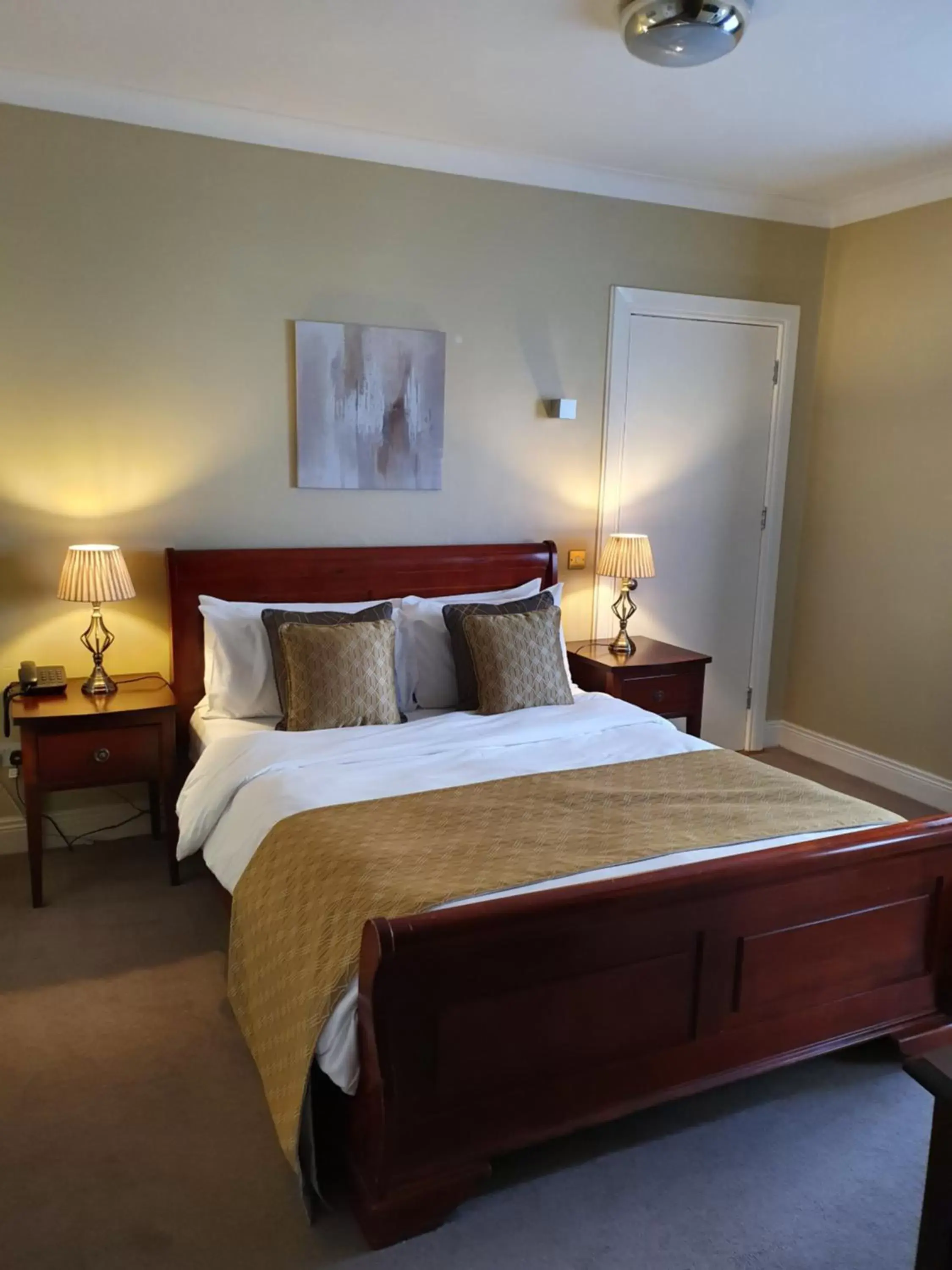 Bed in Uppercross House Hotel