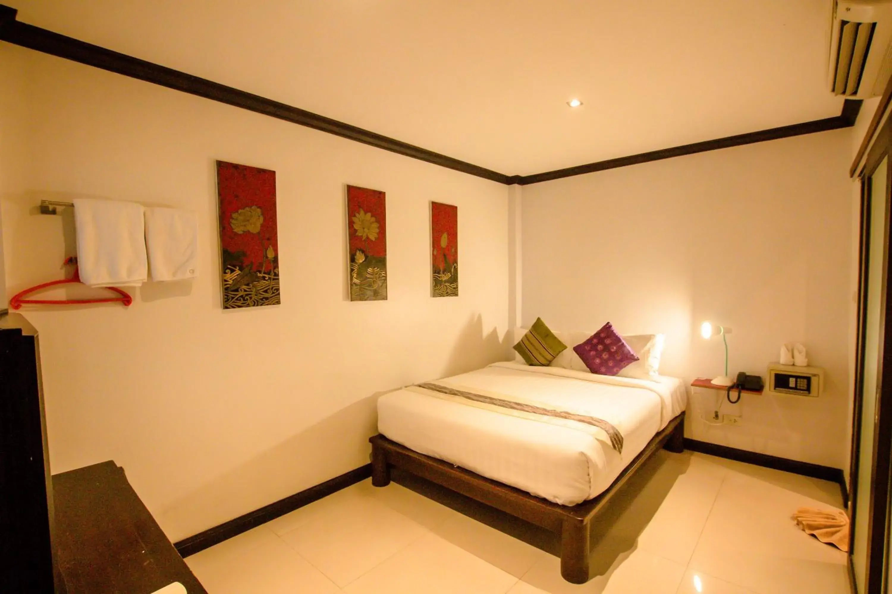 Bedroom, Bed in Queen Boutique Hotel