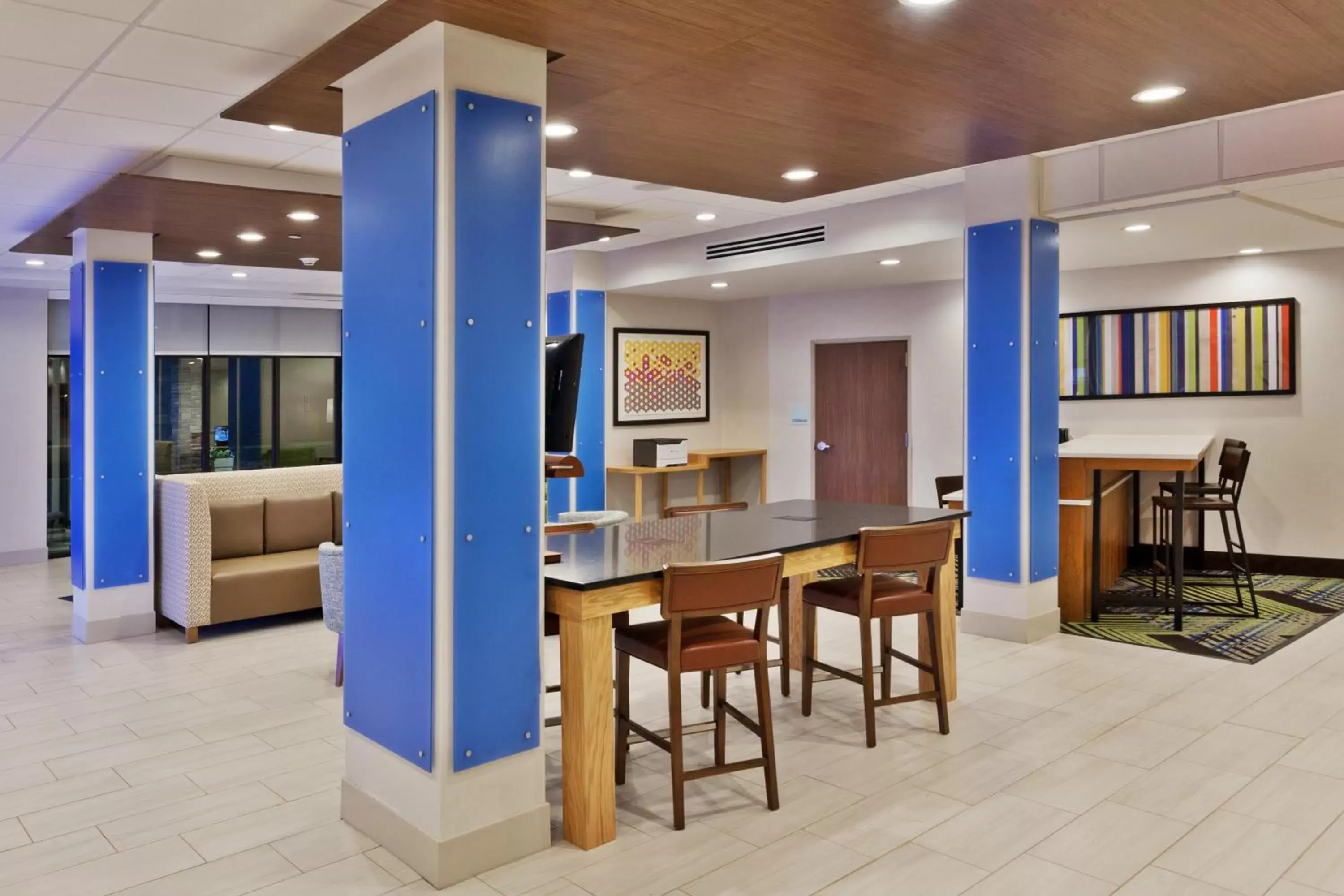 Property building, Restaurant/Places to Eat in Holiday Inn Express & Suites - Fayetteville, an IHG Hotel