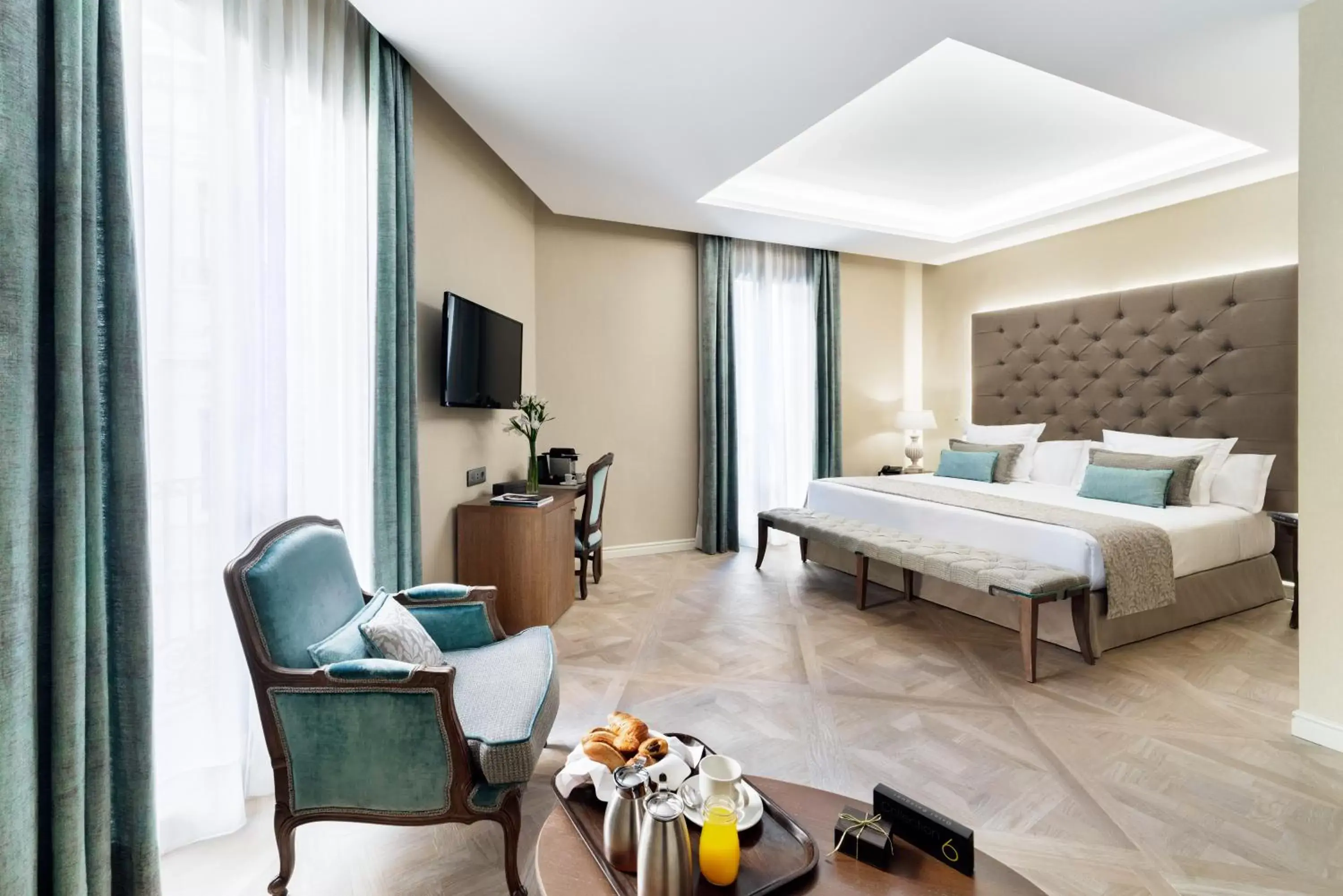 Superior Design Triple Room in Colón Hotel Barcelona Superior Design Triple Room in Colón Hotel Barcelona