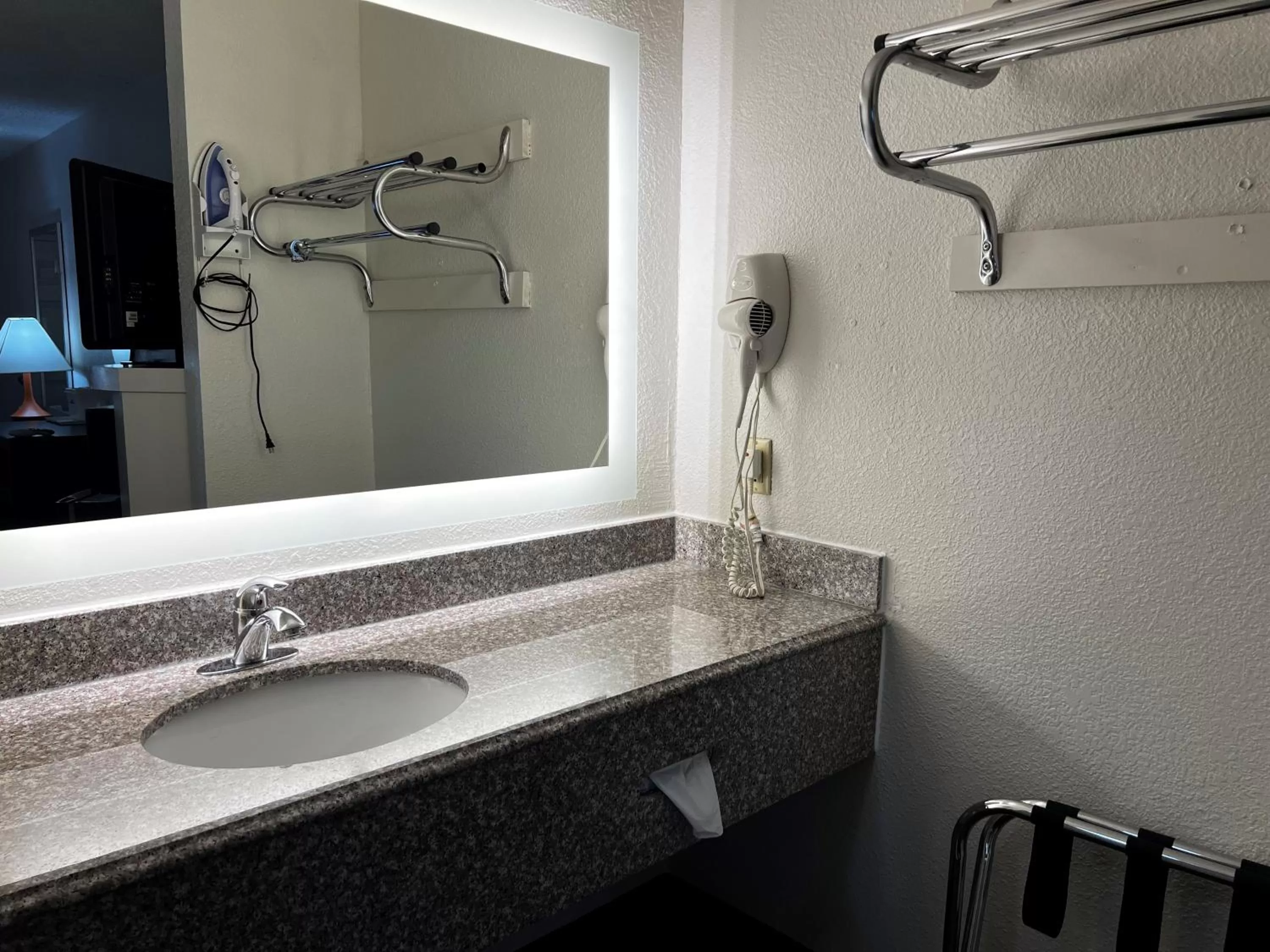 Bathroom in Howard Johnson by Wyndham Houston Heights Downtown