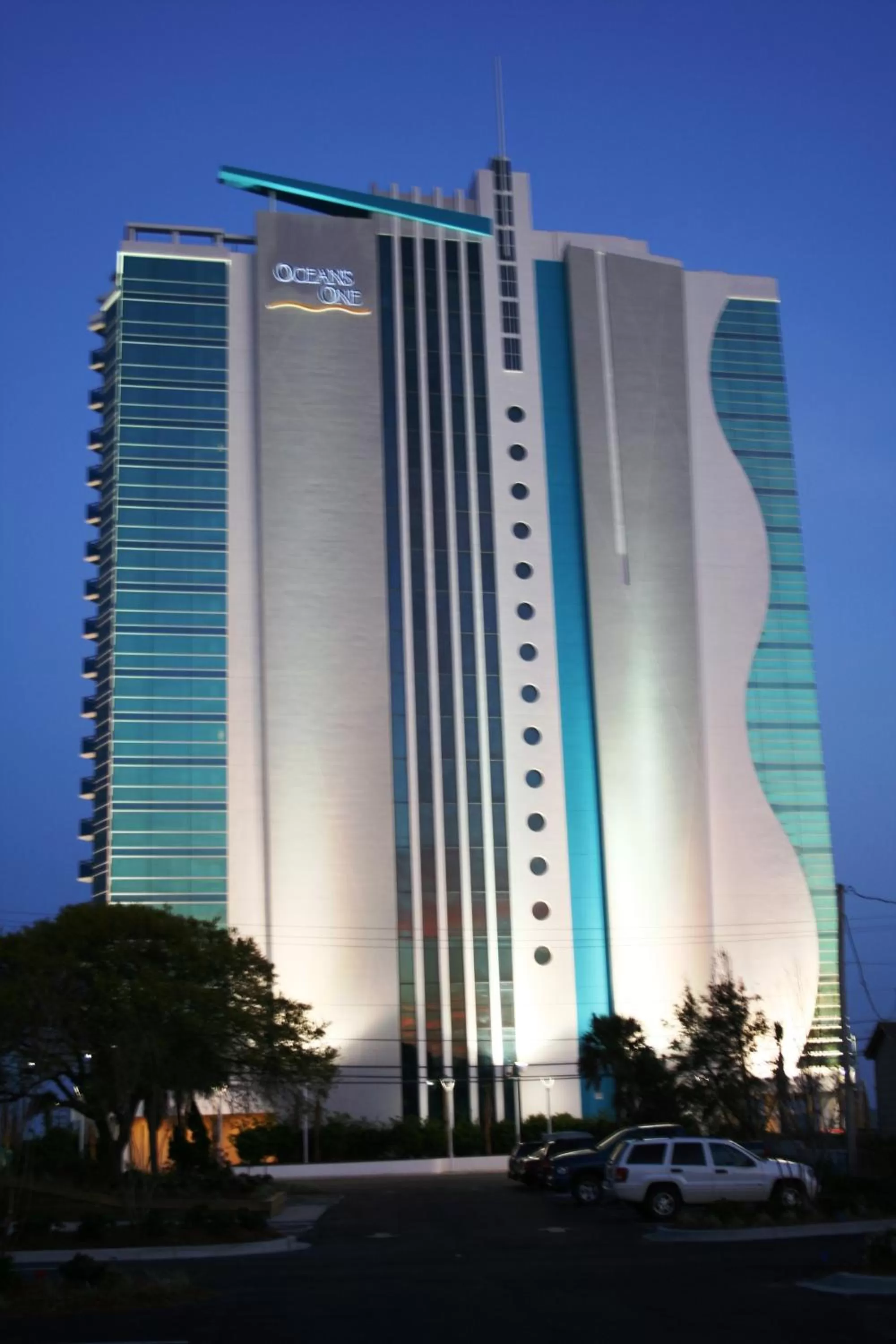 Facade/entrance, Property Building in Oceans One Resort