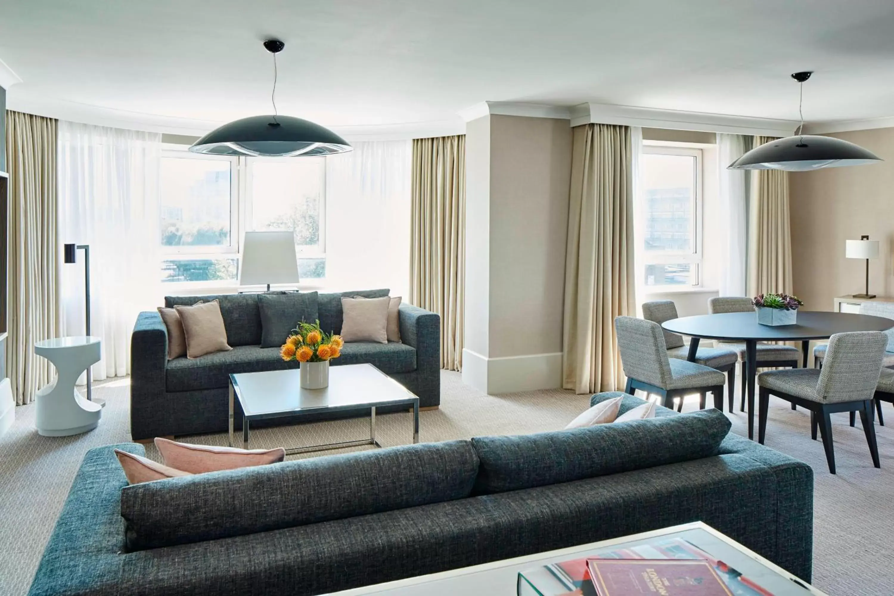 Living room, Seating Area in London Marriott Hotel Maida Vale