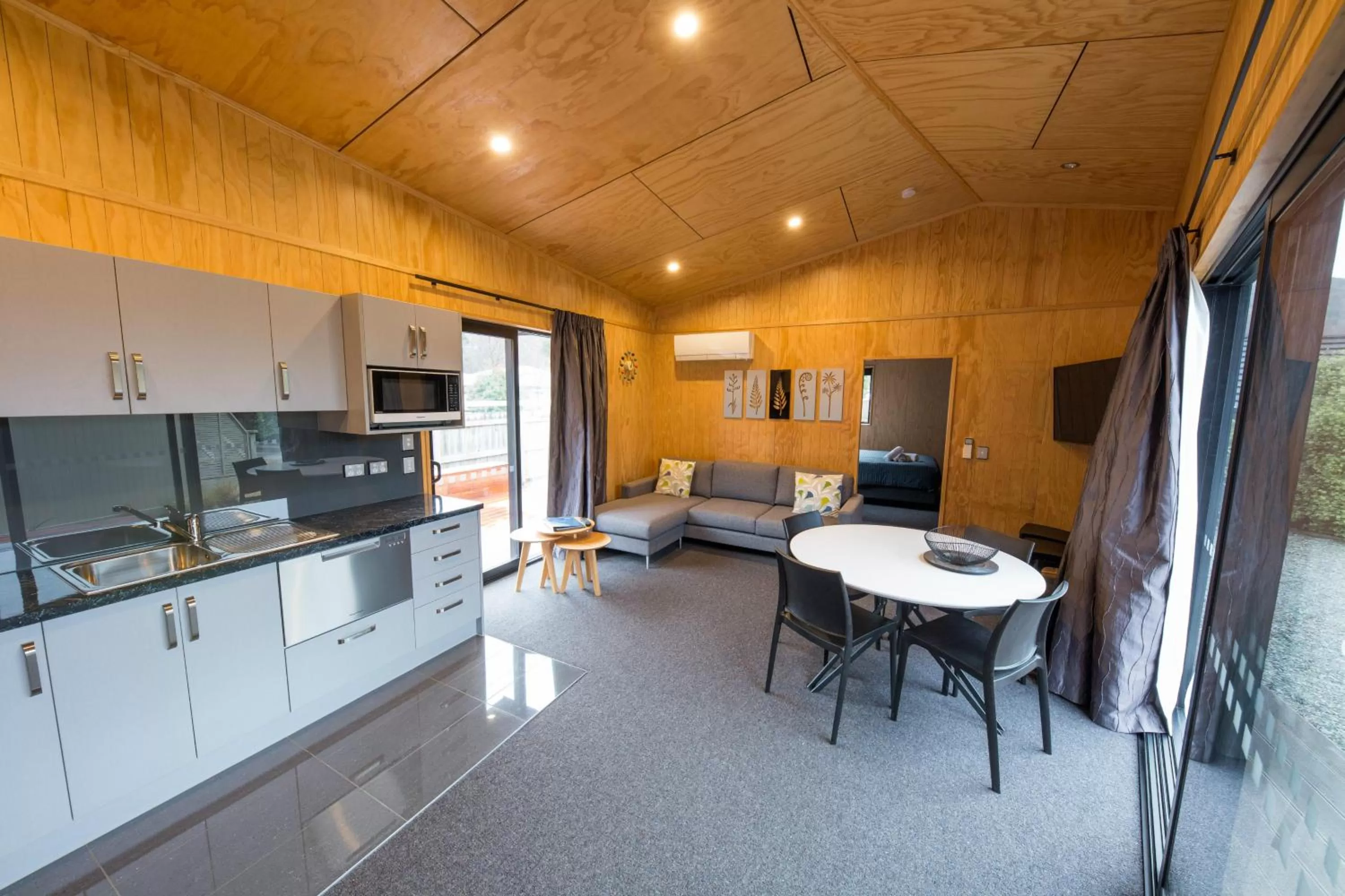 Kitchen or kitchenette, Kitchen/Kitchenette in Apartments at Queenstown TOP 10 Holiday Park
