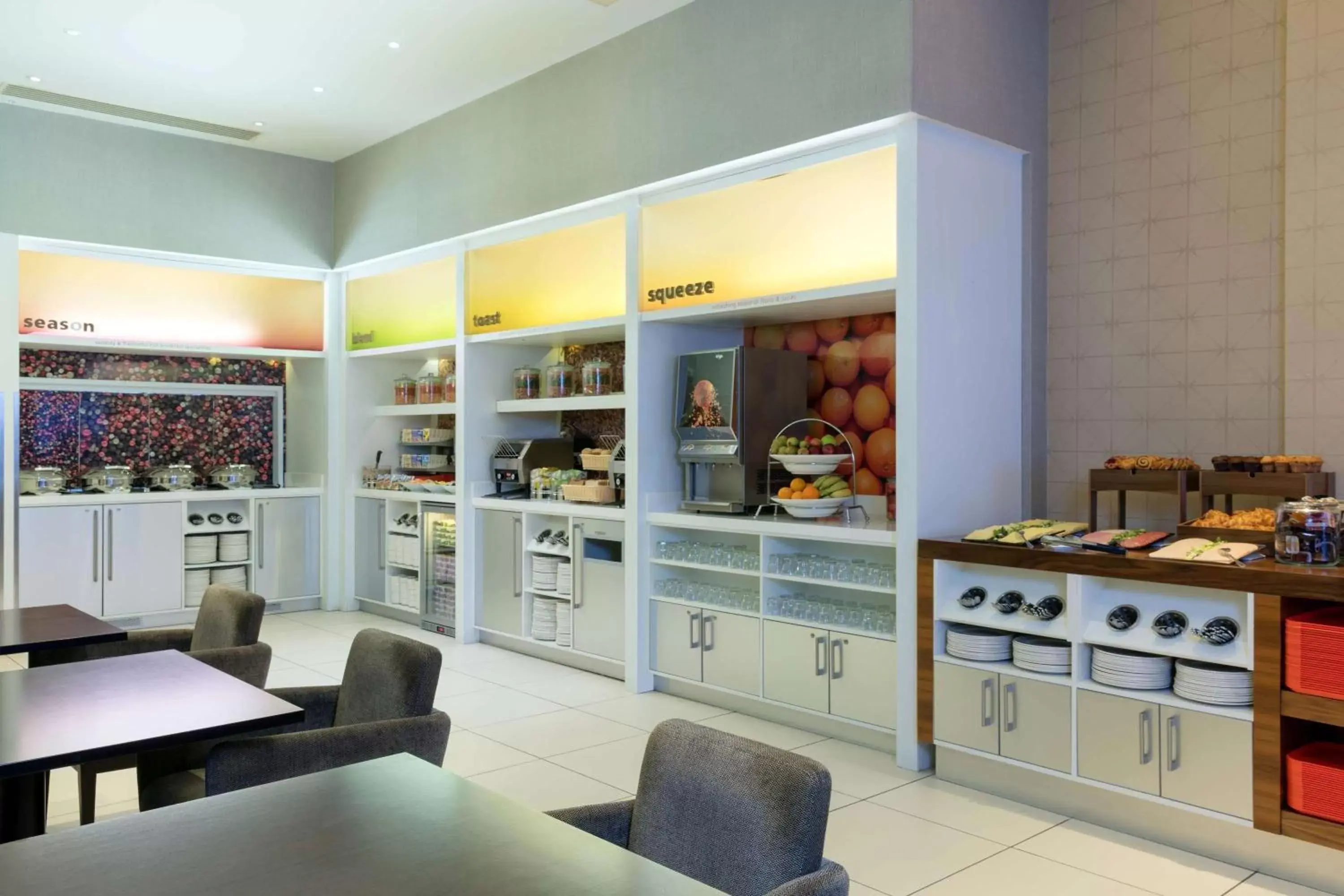Dining area, Kitchen/Kitchenette in Hampton by Hilton London Croydon
