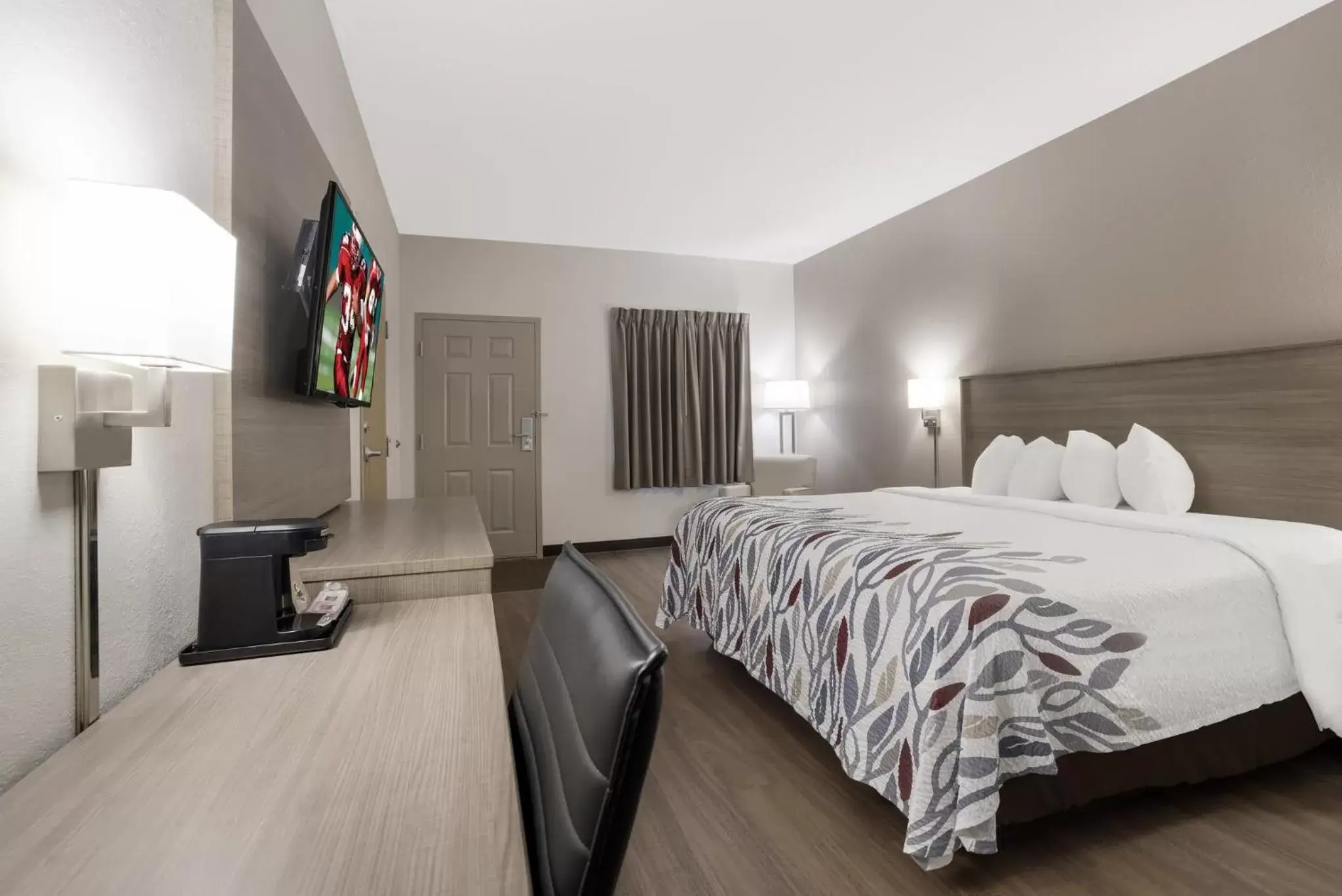 Superior King Room Disability Access Roll-In Shower Non-Smoking in Red Roof Inn Weedsport Superior King Room Disability Access Roll-In Shower Non-Smoking in Red Roof Inn Weedsport