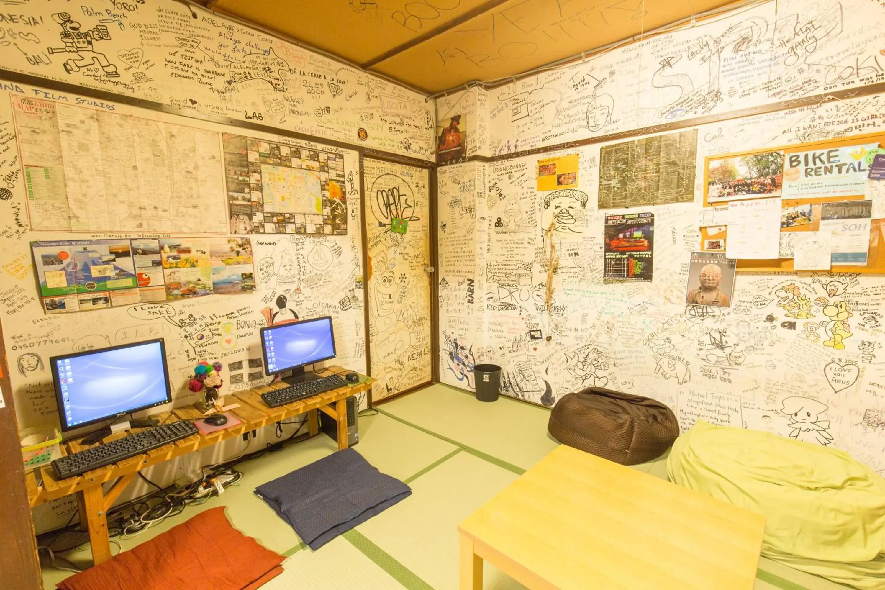 Communal lounge/ TV room in Backpackers Hotel Toyo