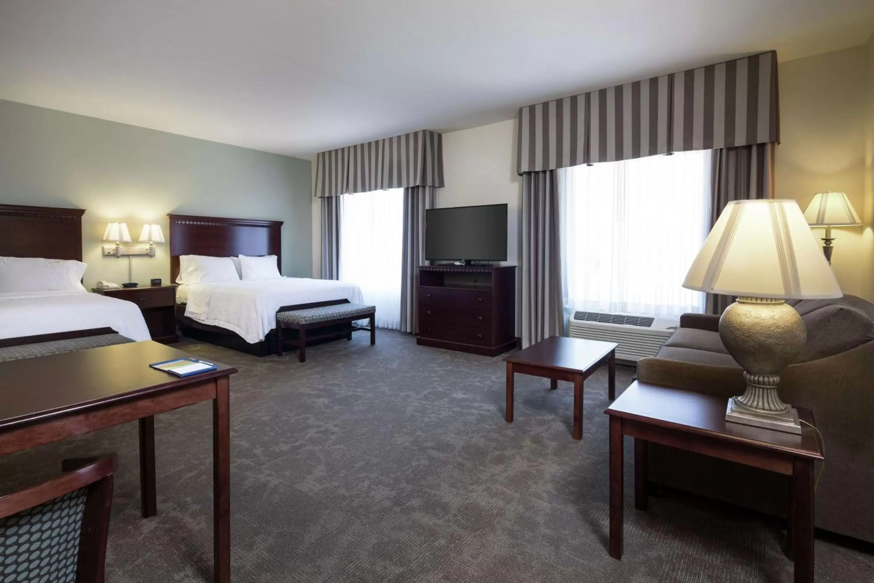 Bedroom, TV/Entertainment Center in Hampton Inn & Suites Prescott Valley