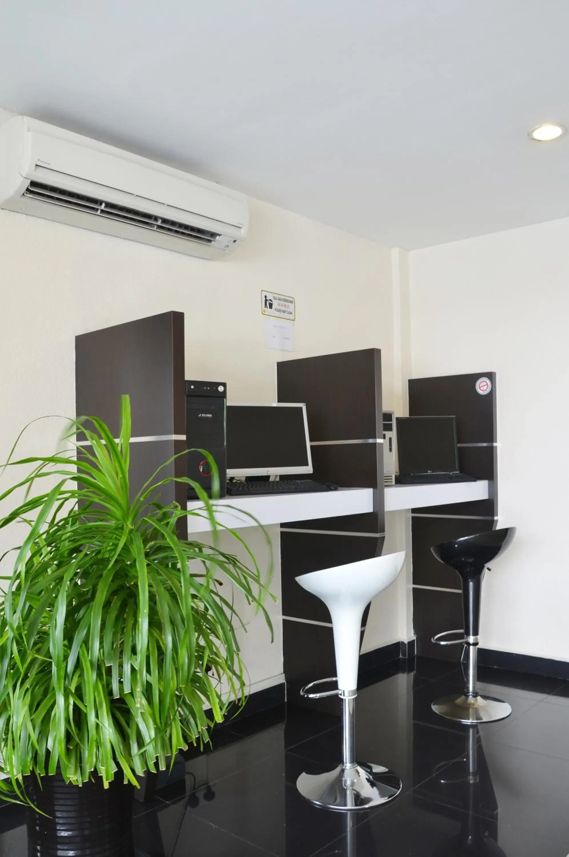 Business facilities in Lavender Inn Nusa Bestari