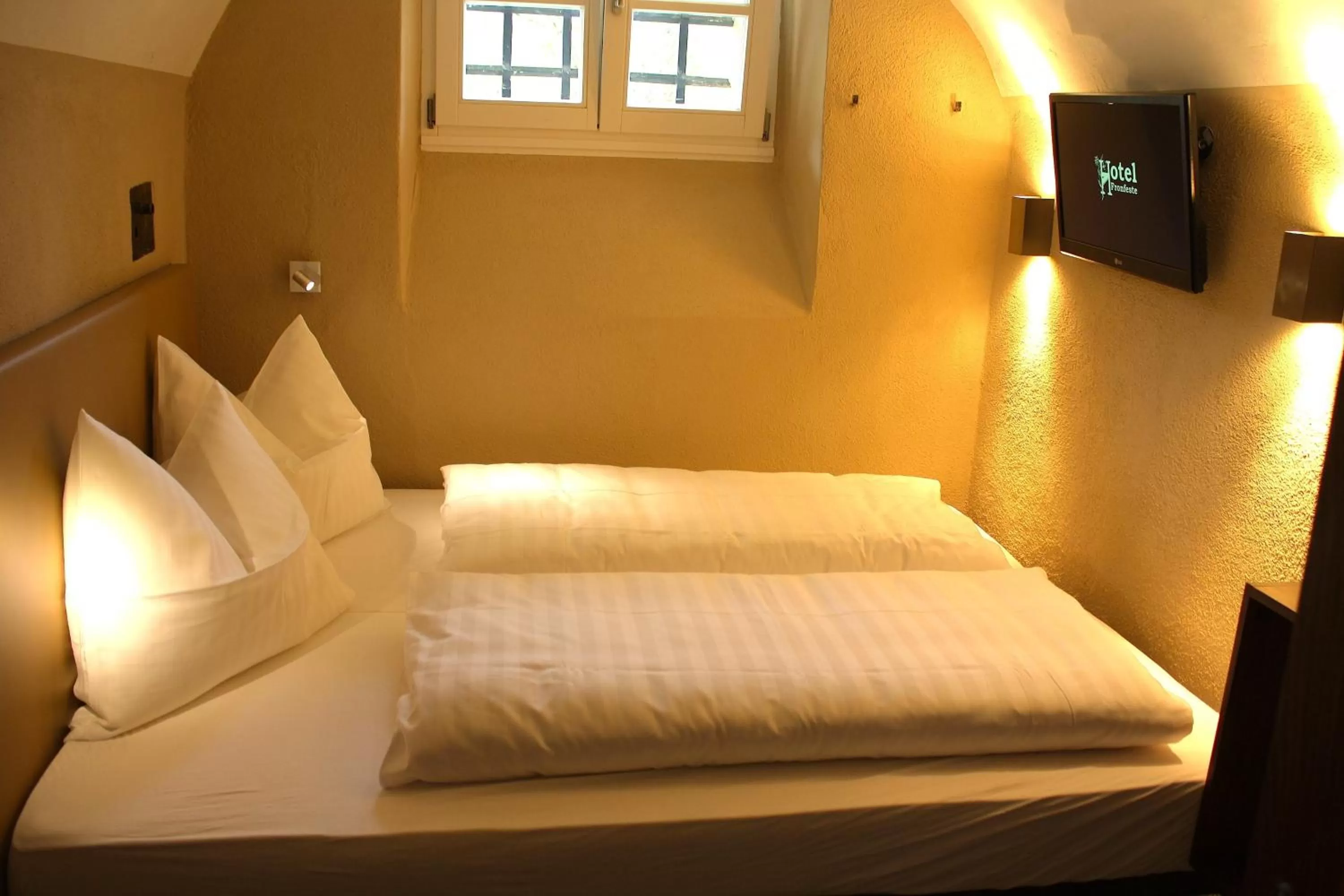 Double Room with Private Bathroom in Knast-Hotel Fronfeste