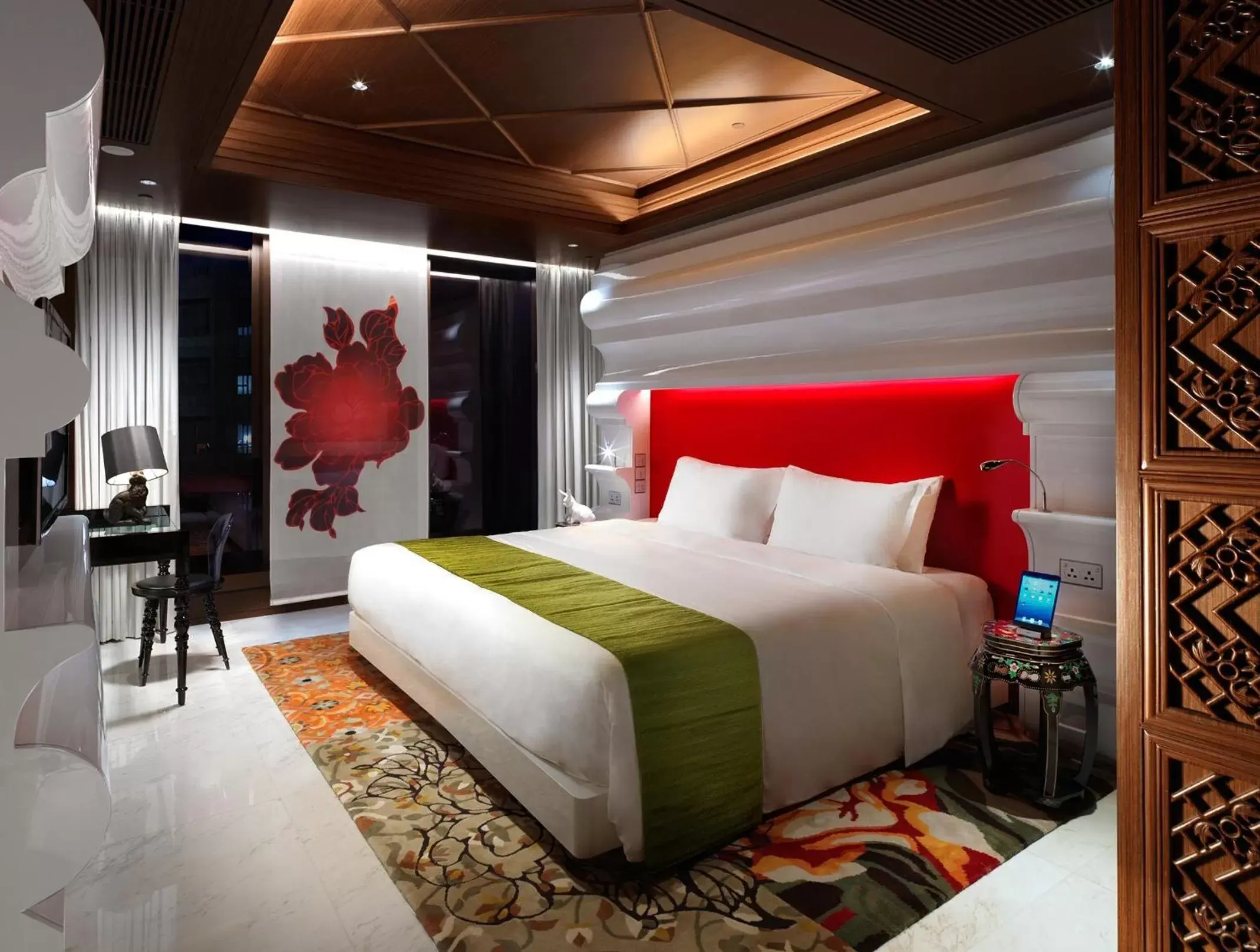 Photo of the whole room, Bed in Mira Moon