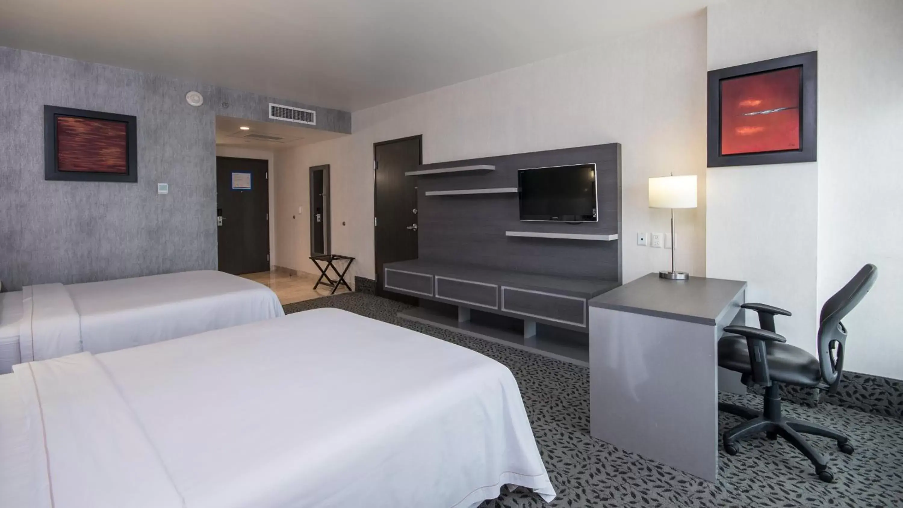 Bedroom, TV/Entertainment Center in Holiday Inn Express & Suites Queretaro, an IHG Hotel