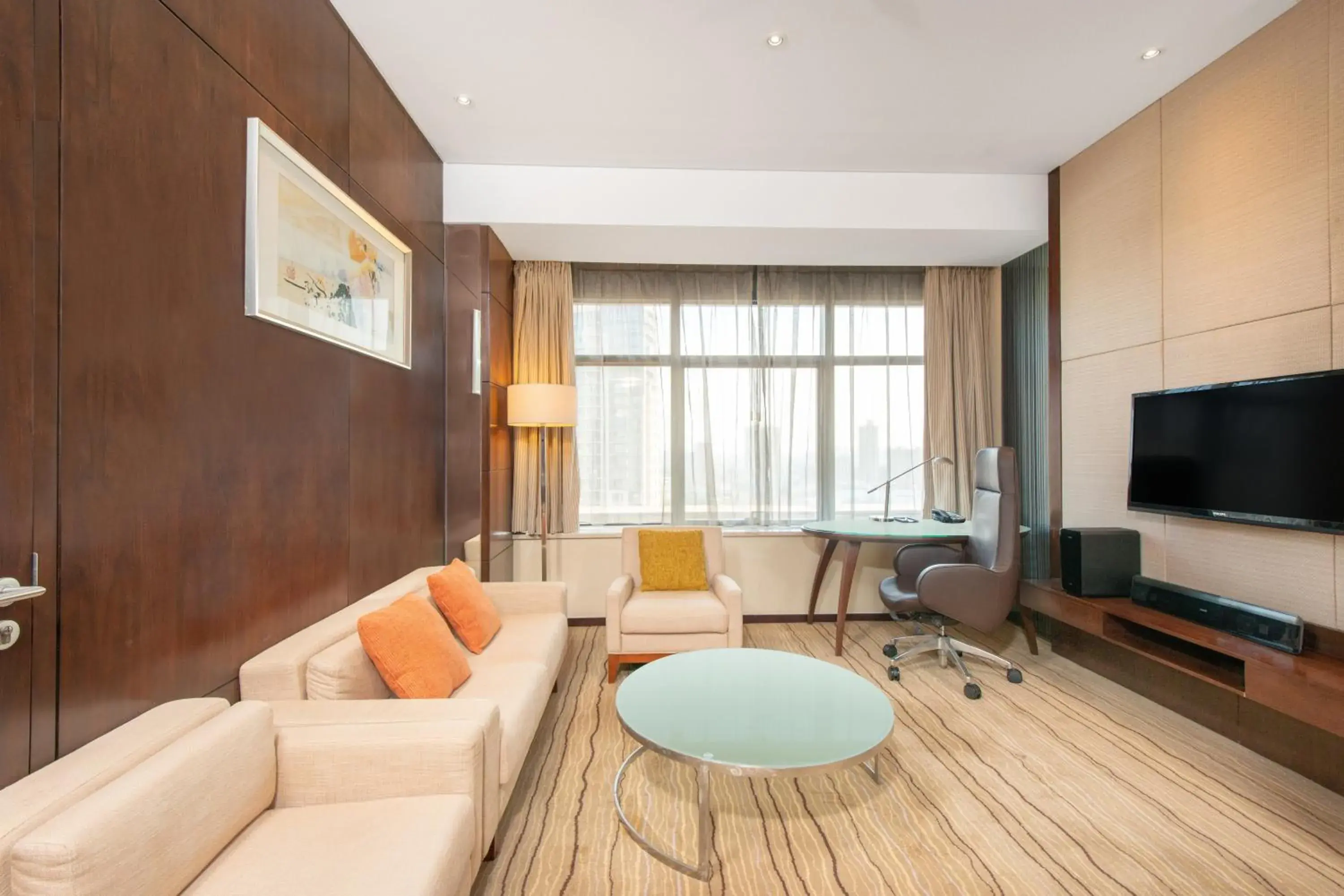 Photo of the whole room, Seating Area in Holiday Inn Taicang City Centre, an IHG Hotel