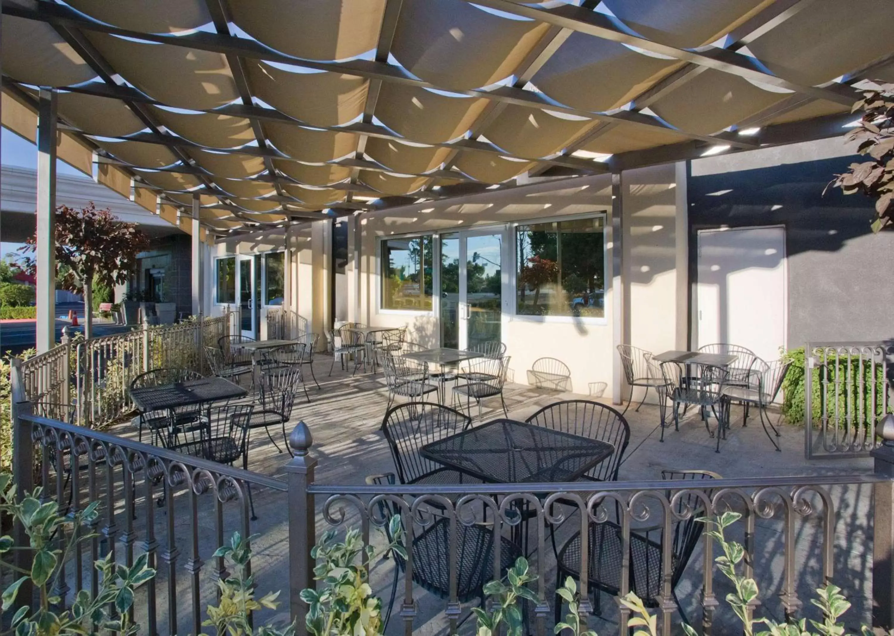 Patio, Restaurant/Places to Eat in Doubletree By Hilton Chico, Ca