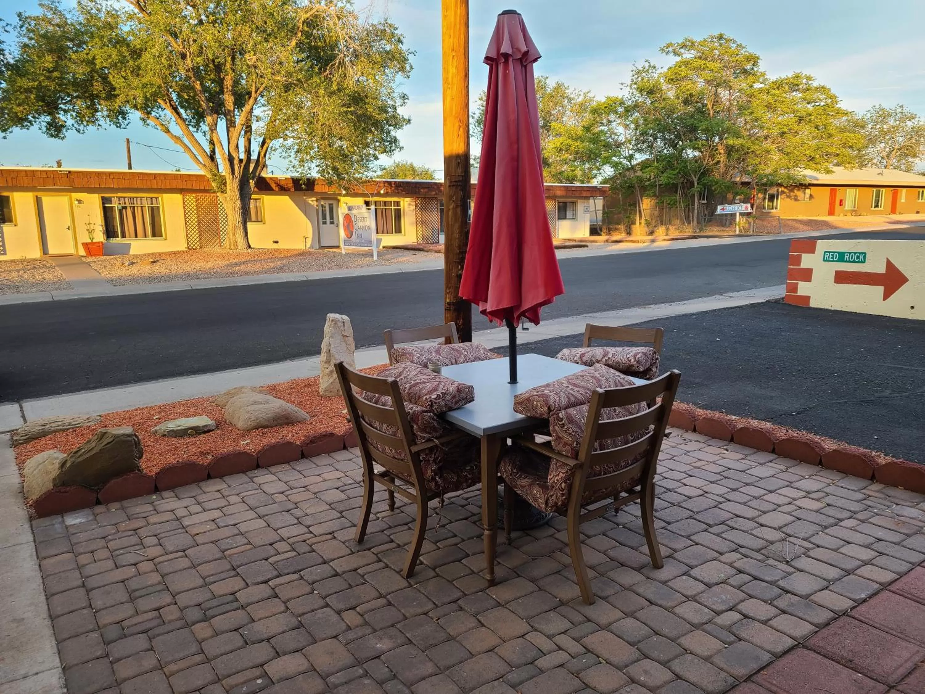 Patio in Red Rock Motel and Dam Motel